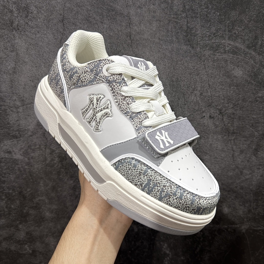 图片[3]-【纯原订单】MLB Chunky Liner Basic NY复古印花学长鞋系列低帮轻量增高厚底百搭休闲运动慢跑鞋板鞋 Korea韩国联名NY美国榄球纽约洋基队限定 市场第一梯队品质 韩国代购版本 MLB专用菱形双针中底布 重点细节中底布带注胶孔 原厂NFC感应吊牌 支持鉴定 一个两位数 原盒原标 全套原楦原纸板原厂数据开发 中韩文保养标贴 绿色防霉片 平台代购专供 独家一比一RB+MD组合大底 高频后跟小人Logo精准对位立体饱满 正确网布加超迁鞋面 转印中底走线紧密 转印Logo工艺表层防刮不掉色 尺码：36 36.5 37.5 38 38.5 39 40 40.5 41 42 42.5 43 44 44.5 45-选品中心