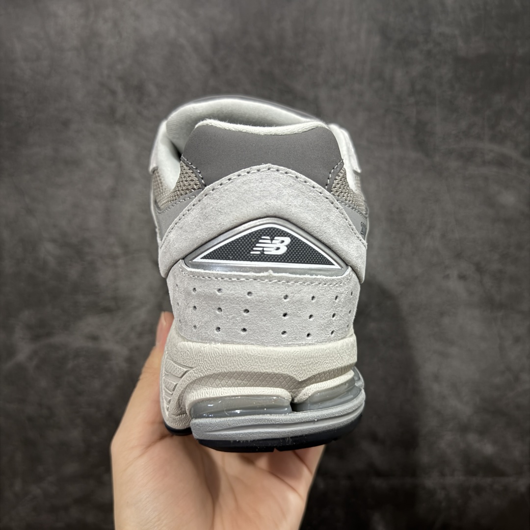 图片[4]-【BC纯原版】New Balance NB2002R系列 ML2002RO 全新版本 东莞大厂出品 市场第一梯队品质 绝对秒杀市场货 完美版型 正确组合大底 价格一步到位‼️ 全套原楦原纸板原厂数据开发 进口三明治网面 原装进口皮料正确绒感卡色 正确中底拉帮中底网布细节 原厂标裁 带紫光防伪 定制后跟透明水晶模块 冲裁组合 大底贴合程度胶水上色把控完美 整洁度挑战全网艺术家 多道序QC把关品质完善 匠心打造 耗时多月开发完成 工艺极其复杂难度可想而知 新开独立私模大底 正确六层组合大底 高端零售专供产物 尺码：36 37 37.5 38 38.5 39 40 40.5 41 42 42.5 43 44 45 46 47.5-选品中心