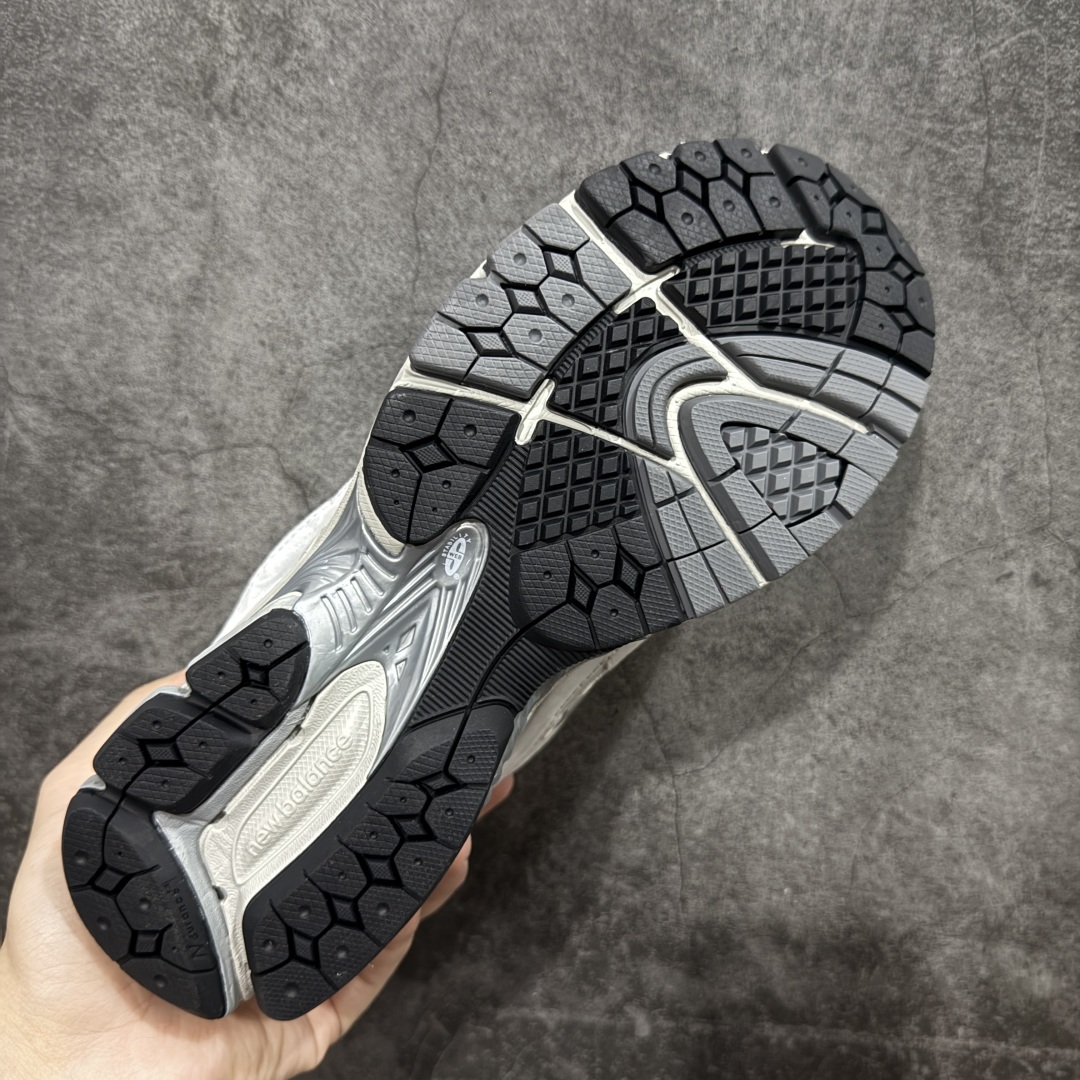 图片[9]-【BC纯原版】New Balance NB2002R系列 ML2002RO 全新版本 东莞大厂出品 市场第一梯队品质 绝对秒杀市场货 完美版型 正确组合大底 价格一步到位‼️ 全套原楦原纸板原厂数据开发 进口三明治网面 原装进口皮料正确绒感卡色 正确中底拉帮中底网布细节 原厂标裁 带紫光防伪 定制后跟透明水晶模块 冲裁组合 大底贴合程度胶水上色把控完美 整洁度挑战全网艺术家 多道序QC把关品质完善 匠心打造 耗时多月开发完成 工艺极其复杂难度可想而知 新开独立私模大底 正确六层组合大底 高端零售专供产物 尺码：36 37 37.5 38 38.5 39 40 40.5 41 42 42.5 43 44 45 46 47.5-选品中心