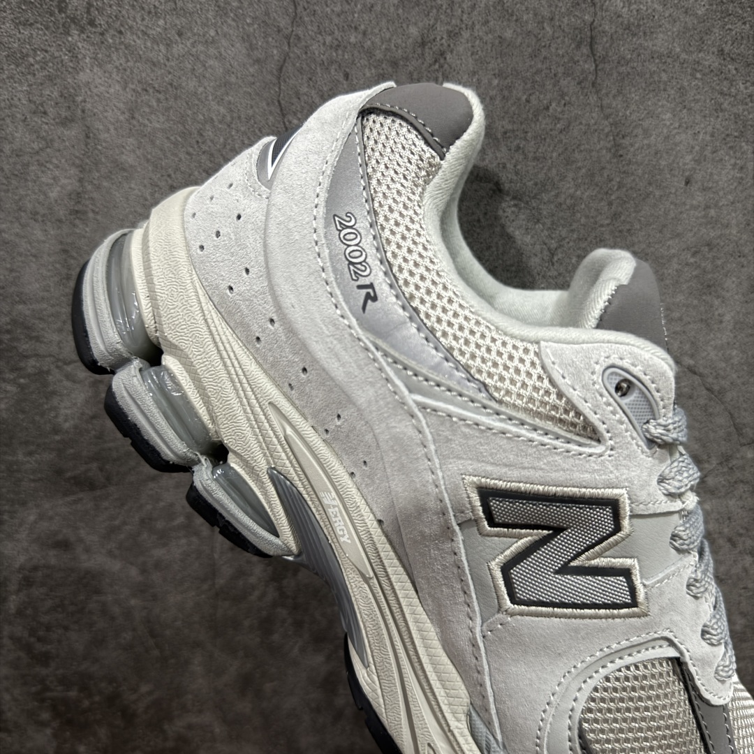 图片[7]-【BC纯原版】New Balance NB2002R系列 ML2002RO 全新版本 东莞大厂出品 市场第一梯队品质 绝对秒杀市场货 完美版型 正确组合大底 价格一步到位‼️ 全套原楦原纸板原厂数据开发 进口三明治网面 原装进口皮料正确绒感卡色 正确中底拉帮中底网布细节 原厂标裁 带紫光防伪 定制后跟透明水晶模块 冲裁组合 大底贴合程度胶水上色把控完美 整洁度挑战全网艺术家 多道序QC把关品质完善 匠心打造 耗时多月开发完成 工艺极其复杂难度可想而知 新开独立私模大底 正确六层组合大底 高端零售专供产物 尺码：36 37 37.5 38 38.5 39 40 40.5 41 42 42.5 43 44 45 46 47.5-选品中心