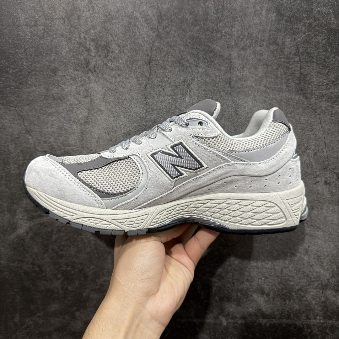 图片[2]-【BC纯原版】New Balance NB2002R系列 ML2002RO 全新版本 东莞大厂出品 市场第一梯队品质 绝对秒杀市场货 完美版型 正确组合大底 价格一步到位‼️ 全套原楦原纸板原厂数据开发 进口三明治网面 原装进口皮料正确绒感卡色 正确中底拉帮中底网布细节 原厂标裁 带紫光防伪 定制后跟透明水晶模块 冲裁组合 大底贴合程度胶水上色把控完美 整洁度挑战全网艺术家 多道序QC把关品质完善 匠心打造 耗时多月开发完成 工艺极其复杂难度可想而知 新开独立私模大底 正确六层组合大底 高端零售专供产物 尺码：36 37 37.5 38 38.5 39 40 40.5 41 42 42.5 43 44 45 46 47.5-选品中心