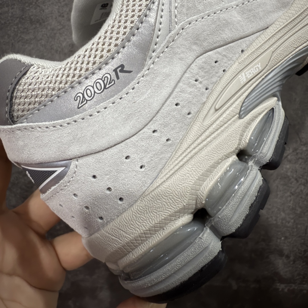 图片[3]-【BC纯原版】New Balance NB2002R系列 ML2002RO 全新版本 东莞大厂出品 市场第一梯队品质 绝对秒杀市场货 完美版型 正确组合大底 价格一步到位‼️ 全套原楦原纸板原厂数据开发 进口三明治网面 原装进口皮料正确绒感卡色 正确中底拉帮中底网布细节 原厂标裁 带紫光防伪 定制后跟透明水晶模块 冲裁组合 大底贴合程度胶水上色把控完美 整洁度挑战全网艺术家 多道序QC把关品质完善 匠心打造 耗时多月开发完成 工艺极其复杂难度可想而知 新开独立私模大底 正确六层组合大底 高端零售专供产物 尺码：36 37 37.5 38 38.5 39 40 40.5 41 42 42.5 43 44 45 46 47.5-选品中心