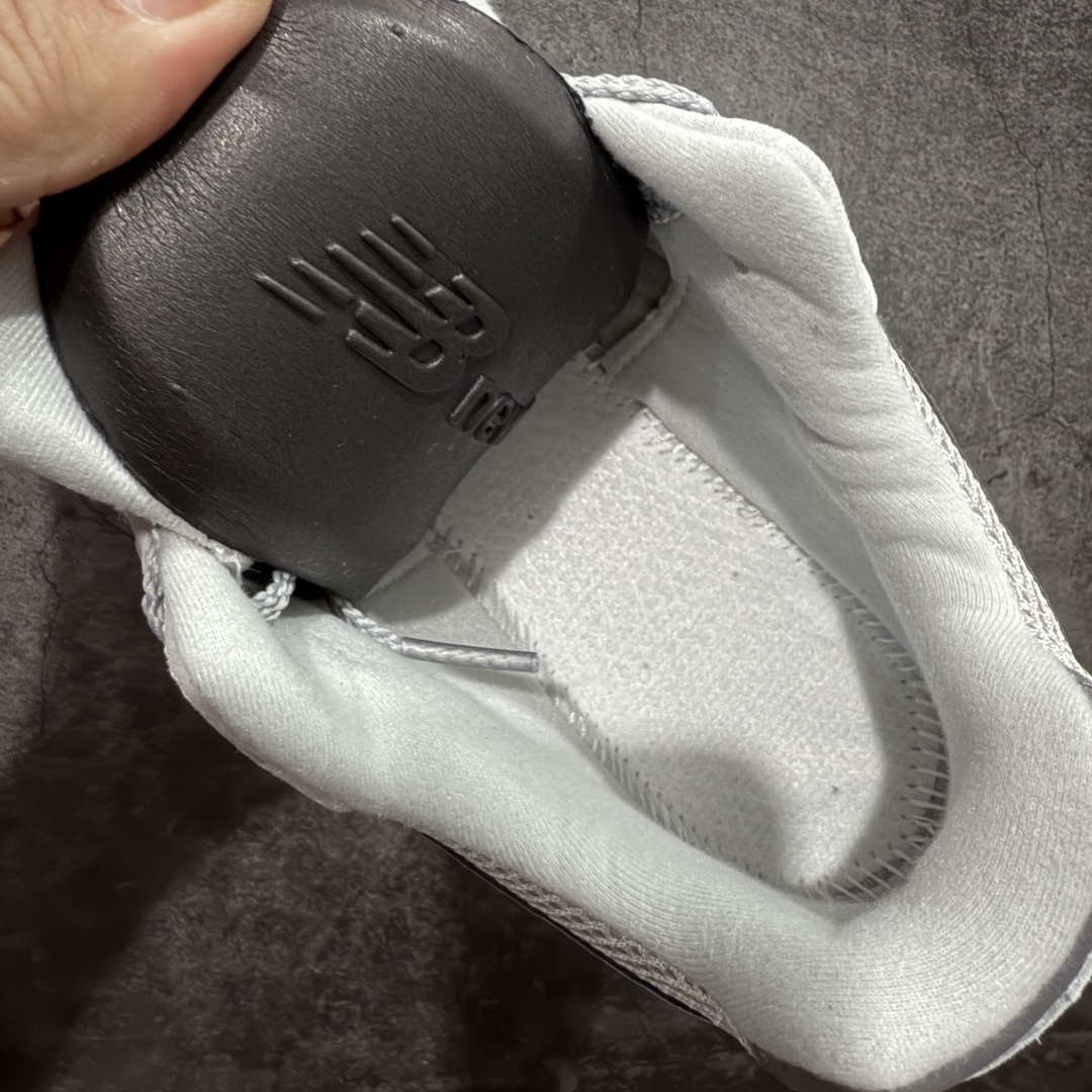 图片[9]-【BC纯原版】New Balance NB2002R系列 ML2002RO 全新版本 东莞大厂出品 市场第一梯队品质 绝对秒杀市场货 完美版型 正确组合大底 价格一步到位‼️ 全套原楦原纸板原厂数据开发 进口三明治网面 原装进口皮料正确绒感卡色 正确中底拉帮中底网布细节 原厂标裁 带紫光防伪 定制后跟透明水晶模块 冲裁组合 大底贴合程度胶水上色把控完美 整洁度挑战全网艺术家 多道序QC把关品质完善 匠心打造 耗时多月开发完成 工艺极其复杂难度可想而知 新开独立私模大底 正确六层组合大底 高端零售专供产物 尺码：36 37 37.5 38 38.5 39 40 40.5 41 42 42.5 43 44 45 46 47.5-选品中心