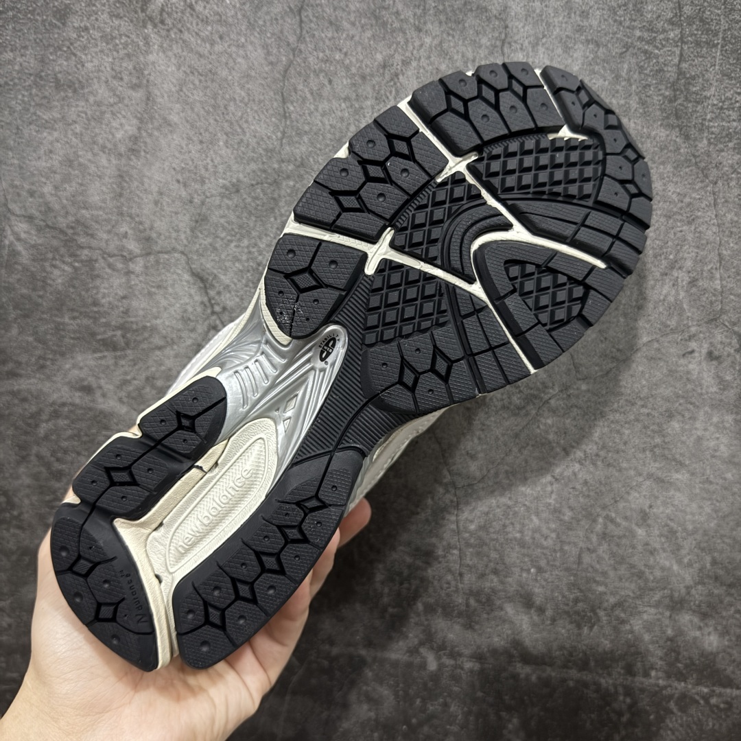 图片[9]-【BC纯原版】New Balance NB2002R系列 ML2002RQ 全新版本 东莞大厂出品 市场第一梯队品质 绝对秒杀市场货 完美版型 正确组合大底 价格一步到位‼️ 全套原楦原纸板原厂数据开发 进口三明治网面 原装进口皮料正确绒感卡色 正确中底拉帮中底网布细节 原厂标裁 带紫光防伪 定制后跟透明水晶模块 冲裁组合 大底贴合程度胶水上色把控完美 整洁度挑战全网艺术家 多道序QC把关品质完善 匠心打造 耗时多月开发完成 工艺极其复杂难度可想而知 新开独立私模大底 正确六层组合大底 高端零售专供产物 尺码：36 37 37.5 38 38.5 39 40 40.5 41 42 42.5 43 44 45 46 47.5-选品中心