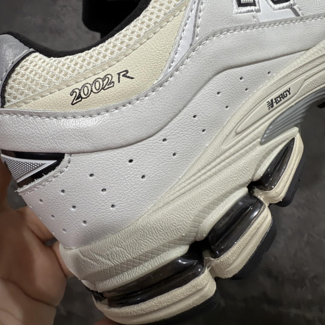 图片[3]-【BC纯原版】New Balance NB2002R系列 ML2002RQ 全新版本 东莞大厂出品 市场第一梯队品质 绝对秒杀市场货 完美版型 正确组合大底 价格一步到位‼️ 全套原楦原纸板原厂数据开发 进口三明治网面 原装进口皮料正确绒感卡色 正确中底拉帮中底网布细节 原厂标裁 带紫光防伪 定制后跟透明水晶模块 冲裁组合 大底贴合程度胶水上色把控完美 整洁度挑战全网艺术家 多道序QC把关品质完善 匠心打造 耗时多月开发完成 工艺极其复杂难度可想而知 新开独立私模大底 正确六层组合大底 高端零售专供产物 尺码：36 37 37.5 38 38.5 39 40 40.5 41 42 42.5 43 44 45 46 47.5-选品中心