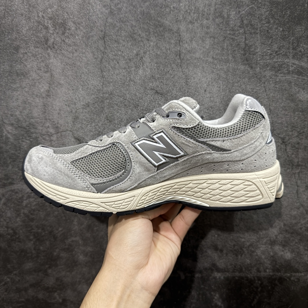 图片[2]-【BC纯原版】New Balance NB2002R系列 ML2002RC 全新版本 东莞大厂出品 市场第一梯队品质 绝对秒杀市场货 完美版型 正确组合大底 价格一步到位‼️ 全套原楦原纸板原厂数据开发 进口三明治网面 原装进口皮料正确绒感卡色 正确中底拉帮中底网布细节 原厂标裁 带紫光防伪 定制后跟透明水晶模块 冲裁组合 大底贴合程度胶水上色把控完美 整洁度挑战全网艺术家 多道序QC把关品质完善 匠心打造 耗时多月开发完成 工艺极其复杂难度可想而知 新开独立私模大底 正确六层组合大底 高端零售专供产物 尺码：36 37 37.5 38 38.5 39 40 40.5 41 42 42.5 43 44 45 46 47.5-选品中心
