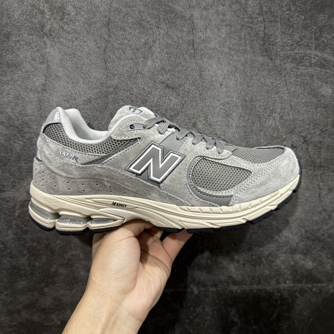【BC纯原版】New Balance NB2002R系列 ML2002RC 全新版本 东莞大厂出品 市场第一梯队品质 绝对秒杀市场货 完美版型 正确组合大底 价格一步到位‼️ 全套原楦原纸板原厂数据开发 进口三明治网面 原装进口皮料正确绒感卡色 正确中底拉帮中底网布细节 原厂标裁 带紫光防伪 定制后跟透明水晶模块 冲裁组合 大底贴合程度胶水上色把控完美 整洁度挑战全网艺术家 多道序QC把关品质完善 匠心打造 耗时多月开发完成 工艺极其复杂难度可想而知 新开独立私模大底 正确六层组合大底 高端零售专供产物 尺码：36 37 37.5 38 38.5 39 40 40.5 41 42 42.5 43 44 45 46 47.5-选品中心