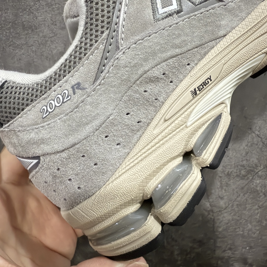 图片[3]-【BC纯原版】New Balance NB2002R系列 ML2002RC 全新版本 东莞大厂出品 市场第一梯队品质 绝对秒杀市场货 完美版型 正确组合大底 价格一步到位‼️ 全套原楦原纸板原厂数据开发 进口三明治网面 原装进口皮料正确绒感卡色 正确中底拉帮中底网布细节 原厂标裁 带紫光防伪 定制后跟透明水晶模块 冲裁组合 大底贴合程度胶水上色把控完美 整洁度挑战全网艺术家 多道序QC把关品质完善 匠心打造 耗时多月开发完成 工艺极其复杂难度可想而知 新开独立私模大底 正确六层组合大底 高端零售专供产物 尺码：36 37 37.5 38 38.5 39 40 40.5 41 42 42.5 43 44 45 46 47.5-选品中心