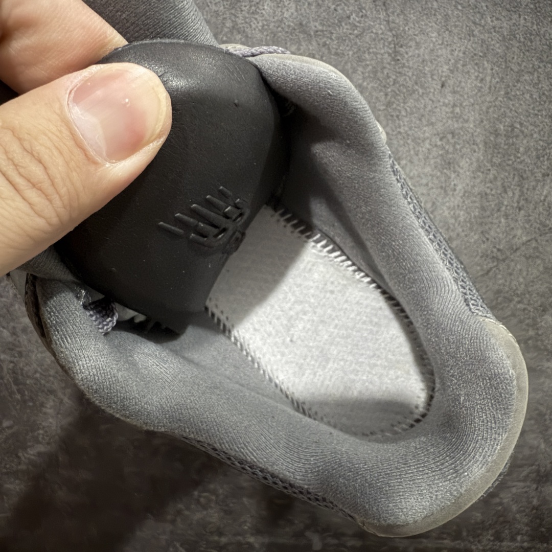 图片[9]-【BC纯原版】New Balance NB2002R系列 ML2002RA 全新版本 东莞大厂出品 市场第一梯队品质 绝对秒杀市场货 完美版型 正确组合大底 价格一步到位‼️ 全套原楦原纸板原厂数据开发 进口三明治网面 原装进口皮料正确绒感卡色 正确中底拉帮中底网布细节 原厂标裁 带紫光防伪 定制后跟透明水晶模块 冲裁组合 大底贴合程度胶水上色把控完美 整洁度挑战全网艺术家 多道序QC把关品质完善 匠心打造 耗时多月开发完成 工艺极其复杂难度可想而知 新开独立私模大底 正确六层组合大底 高端零售专供产物 尺码：36 37 37.5 38 38.5 39 40 40.5 41 42 42.5 43 44 45 46 47.5-选品中心