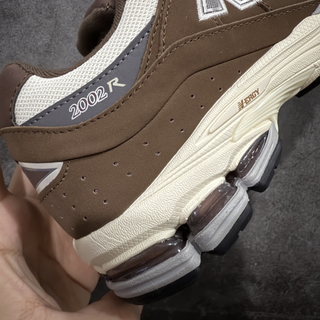图片[3]-【BC纯原版】New Balance NB2002R系列 M2002RHS 全新版本 东莞大厂出品 市场第一梯队品质 绝对秒杀市场货 完美版型 正确组合大底 价格一步到位‼️ 全套原楦原纸板原厂数据开发 进口三明治网面 原装进口皮料正确绒感卡色 正确中底拉帮中底网布细节 原厂标裁 带紫光防伪 定制后跟透明水晶模块 冲裁组合 大底贴合程度胶水上色把控完美 整洁度挑战全网艺术家 多道序QC把关品质完善 匠心打造 耗时多月开发完成 工艺极其复杂难度可想而知 新开独立私模大底 正确六层组合大底 高端零售专供产物 尺码：36 37 37.5 38 38.5 39 40 40.5 41 42 42.5 43 44 45 46 47.5-选品中心