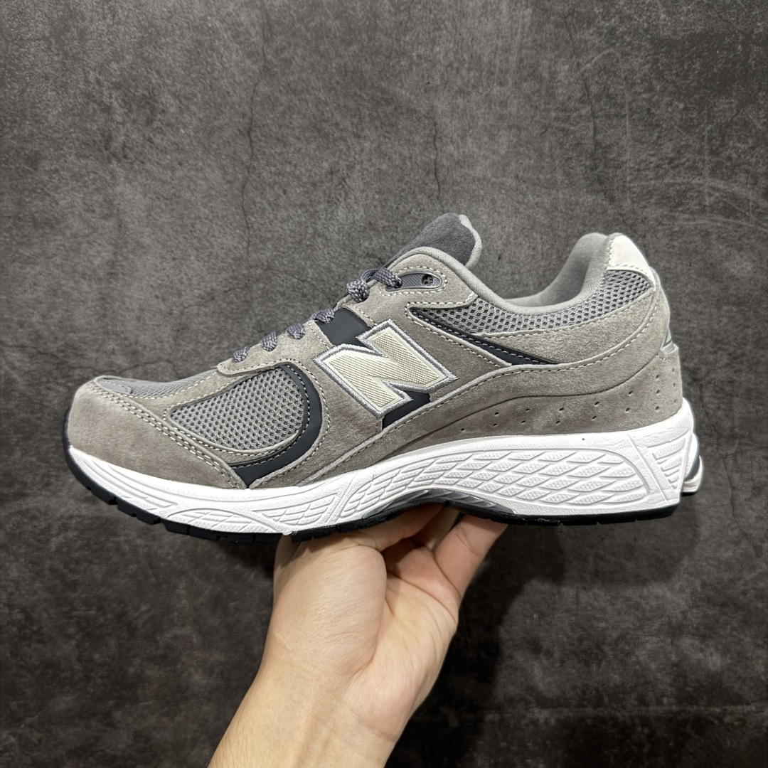 图片[2]-【BC纯原版】New Balance NB2002R系列 M2002RST 全新版本 东莞大厂出品 市场第一梯队品质 绝对秒杀市场货 完美版型 正确组合大底 价格一步到位‼️ 全套原楦原纸板原厂数据开发 进口三明治网面 原装进口皮料正确绒感卡色 正确中底拉帮中底网布细节 原厂标裁 带紫光防伪 定制后跟透明水晶模块 冲裁组合 大底贴合程度胶水上色把控完美 整洁度挑战全网艺术家 多道序QC把关品质完善 匠心打造 耗时多月开发完成 工艺极其复杂难度可想而知 新开独立私模大底 正确六层组合大底 高端零售专供产物 尺码：36 37 37.5 38 38.5 39 40 40.5 41 42 42.5 43 44 45 46 47.5-选品中心
