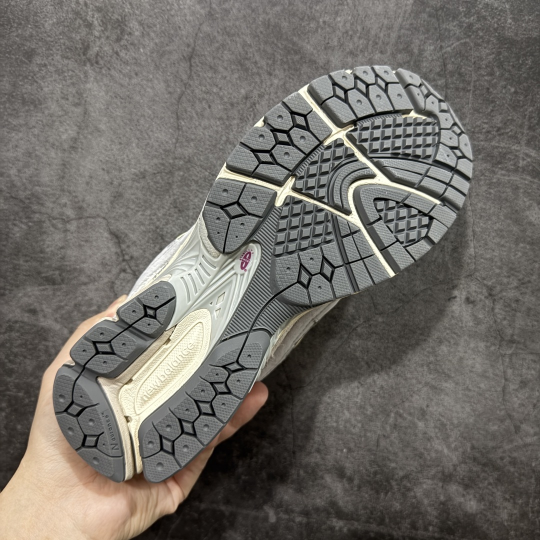 图片[9]-【BC纯原版】New Balance NB2002R系列 M2002RLN 全新版本 东莞大厂出品 市场第一梯队品质 绝对秒杀市场货 完美版型 正确组合大底 价格一步到位‼️ 全套原楦原纸板原厂数据开发 进口三明治网面 原装进口皮料正确绒感卡色 正确中底拉帮中底网布细节 原厂标裁 带紫光防伪 定制后跟透明水晶模块 冲裁组合 大底贴合程度胶水上色把控完美 整洁度挑战全网艺术家 多道序QC把关品质完善 匠心打造 耗时多月开发完成 工艺极其复杂难度可想而知 新开独立私模大底 正确六层组合大底 高端零售专供产物 尺码：36 37 37.5 38 38.5 39 40 40.5 41 42 42.5 43 44 45 46 47.5-选品中心