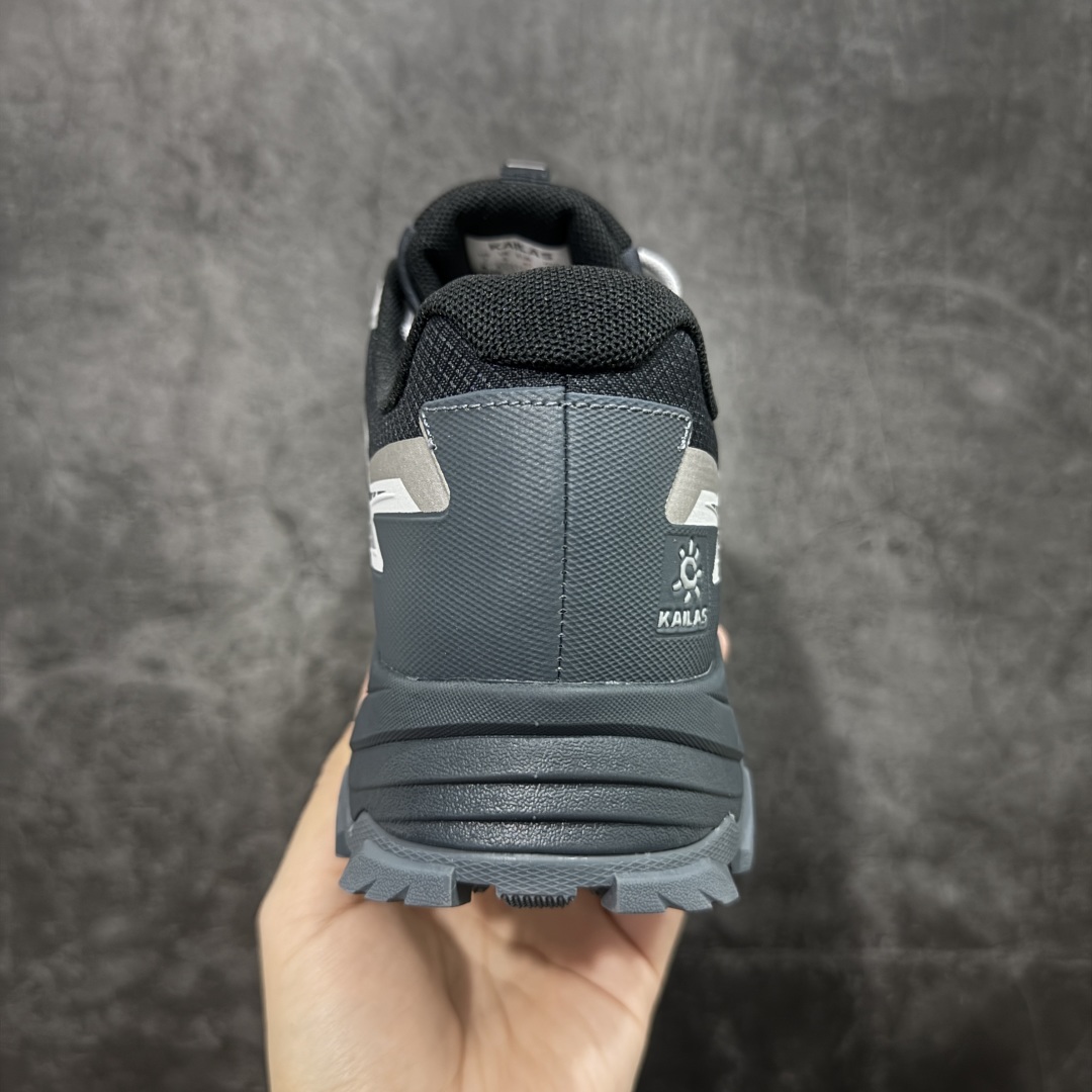 图片[4]-【GX纯原】凯乐石KAILAS 远征5 FLT 舒适简约经典登山 防滑耐磨防水 低帮 徒步鞋 市面唯一正确防泼水防水面料 正确防水内里布 真正做到内外防水 区别市场假防水 鞋面材质：运用耐磨防砂网布，能防止沙石进入鞋内，同时具备良好的透气性，可让脚部保持干爽。 \\t鞋底性能：搭载Vibram防滑耐磨大底，有出色的抓地力，仿鲨齿纹路设计，能应对各种复杂路面；鞋底还能提供良好的稳定性和支撑力，减少脚部疲劳。 \\t防水技术：采用FILTERTEC防水透气技术，防水指数高达8000mm H₂O，能有效防止雨水渗透，同时能保持脚面干爽。 \\t细节设计：鞋头采用橡胶防撞包边，保护脚趾免受伤害；鞋舌一体式设计，防止碎石泥沙进入；采用亚洲人脚型鞋楦设计，配合中腰包裹，提高舒适性。 适用场景：适合多日或单日轻装徒步，也可用于城市通勤，是一双兼顾户外与日常穿着的多功能鞋子。 尺码：40 41.5 42 42.5 43 44 44.5 45（女码第二轮出货）-选品中心