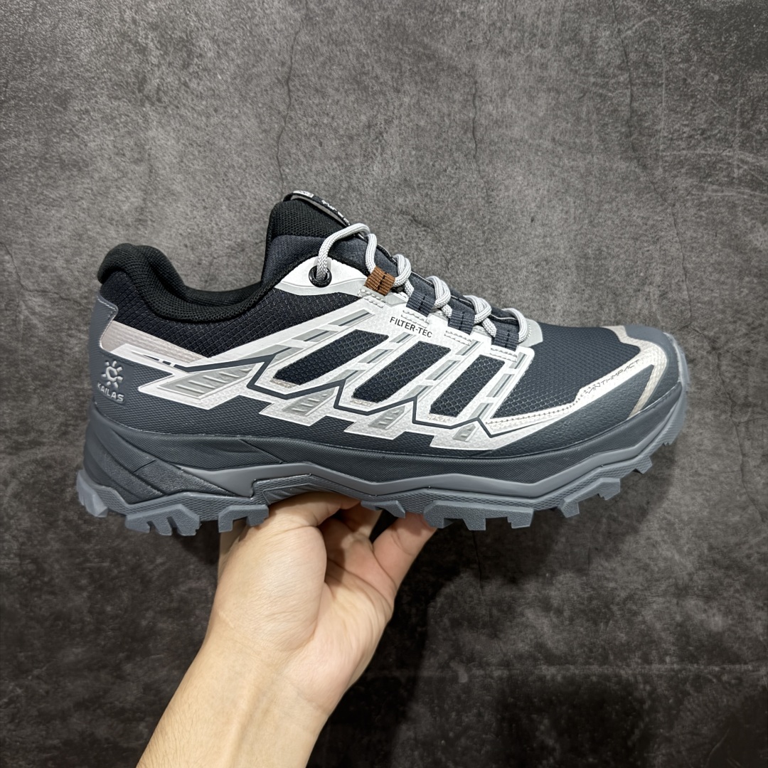 【GX纯原】凯乐石KAILAS 远征5 FLT 舒适简约经典登山 防滑耐磨防水 低帮 徒步鞋 市面唯一正确防泼水防水面料 正确防水内里布 真正做到内外防水 区别市场假防水 鞋面材质：运用耐磨防砂网布，能防止沙石进入鞋内，同时具备良好的透气性，可让脚部保持干爽。 \\t鞋底性能：搭载Vibram防滑耐磨大底，有出色的抓地力，仿鲨齿纹路设计，能应对各种复杂路面；鞋底还能提供良好的稳定性和支撑力，减少脚部疲劳。 \\t防水技术：采用FILTERTEC防水透气技术，防水指数高达8000mm H₂O，能有效防止雨水渗透，同时能保持脚面干爽。 \\t细节设计：鞋头采用橡胶防撞包边，保护脚趾免受伤害；鞋舌一体式设计，防止碎石泥沙进入；采用亚洲人脚型鞋楦设计，配合中腰包裹，提高舒适性。 适用场景：适合多日或单日轻装徒步，也可用于城市通勤，是一双兼顾户外与日常穿着的多功能鞋子。 尺码：40 41.5 42 42.5 43 44 44.5 45（女码第二轮出货）-选品中心
