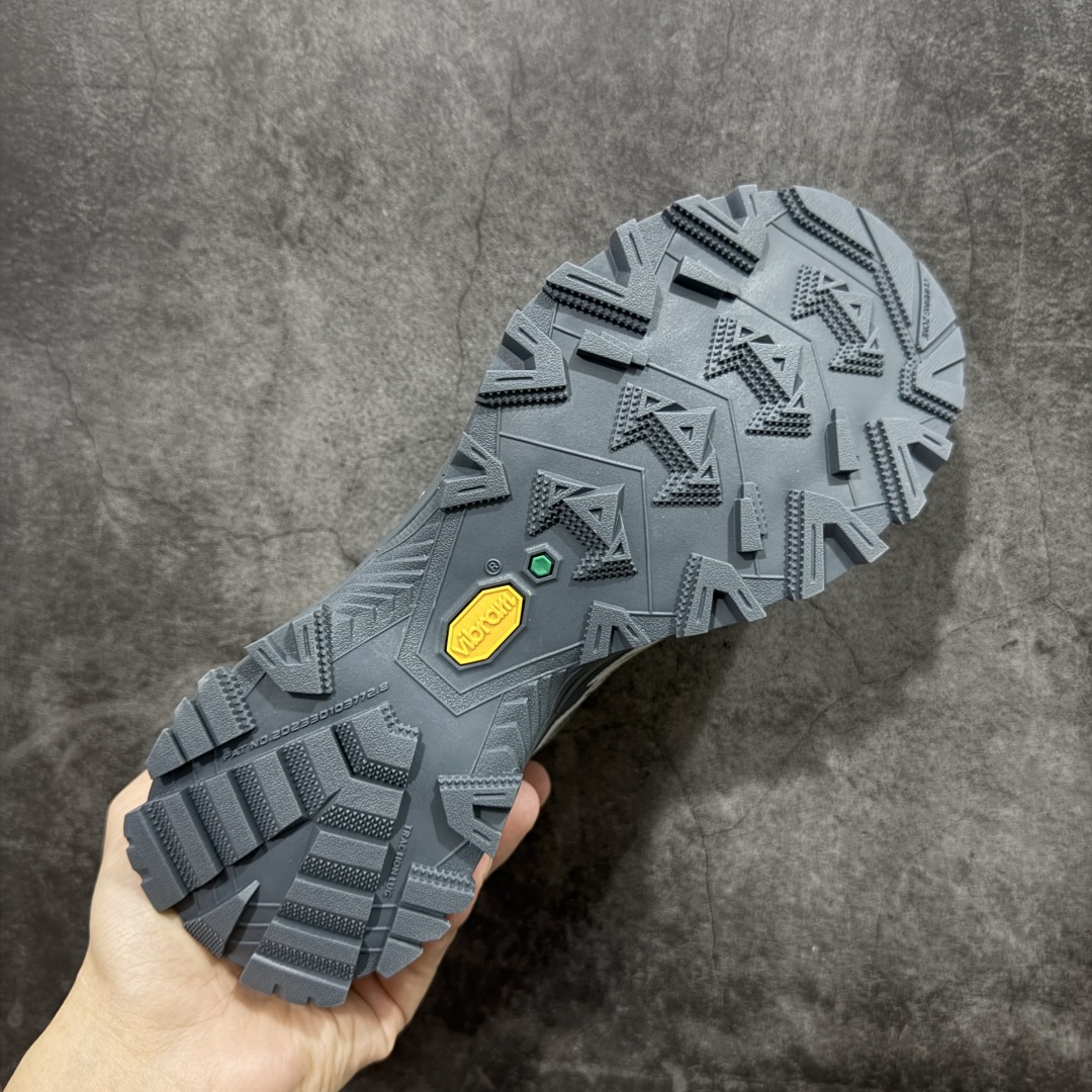 图片[9]-【GX纯原】凯乐石KAILAS 远征5 FLT 舒适简约经典登山 防滑耐磨防水 低帮 徒步鞋 市面唯一正确防泼水防水面料 正确防水内里布 真正做到内外防水 区别市场假防水 鞋面材质：运用耐磨防砂网布，能防止沙石进入鞋内，同时具备良好的透气性，可让脚部保持干爽。 \\t鞋底性能：搭载Vibram防滑耐磨大底，有出色的抓地力，仿鲨齿纹路设计，能应对各种复杂路面；鞋底还能提供良好的稳定性和支撑力，减少脚部疲劳。 \\t防水技术：采用FILTERTEC防水透气技术，防水指数高达8000mm H₂O，能有效防止雨水渗透，同时能保持脚面干爽。 \\t细节设计：鞋头采用橡胶防撞包边，保护脚趾免受伤害；鞋舌一体式设计，防止碎石泥沙进入；采用亚洲人脚型鞋楦设计，配合中腰包裹，提高舒适性。 适用场景：适合多日或单日轻装徒步，也可用于城市通勤，是一双兼顾户外与日常穿着的多功能鞋子。 尺码：40 41.5 42 42.5 43 44 44.5 45（女码第二轮出货）-选品中心