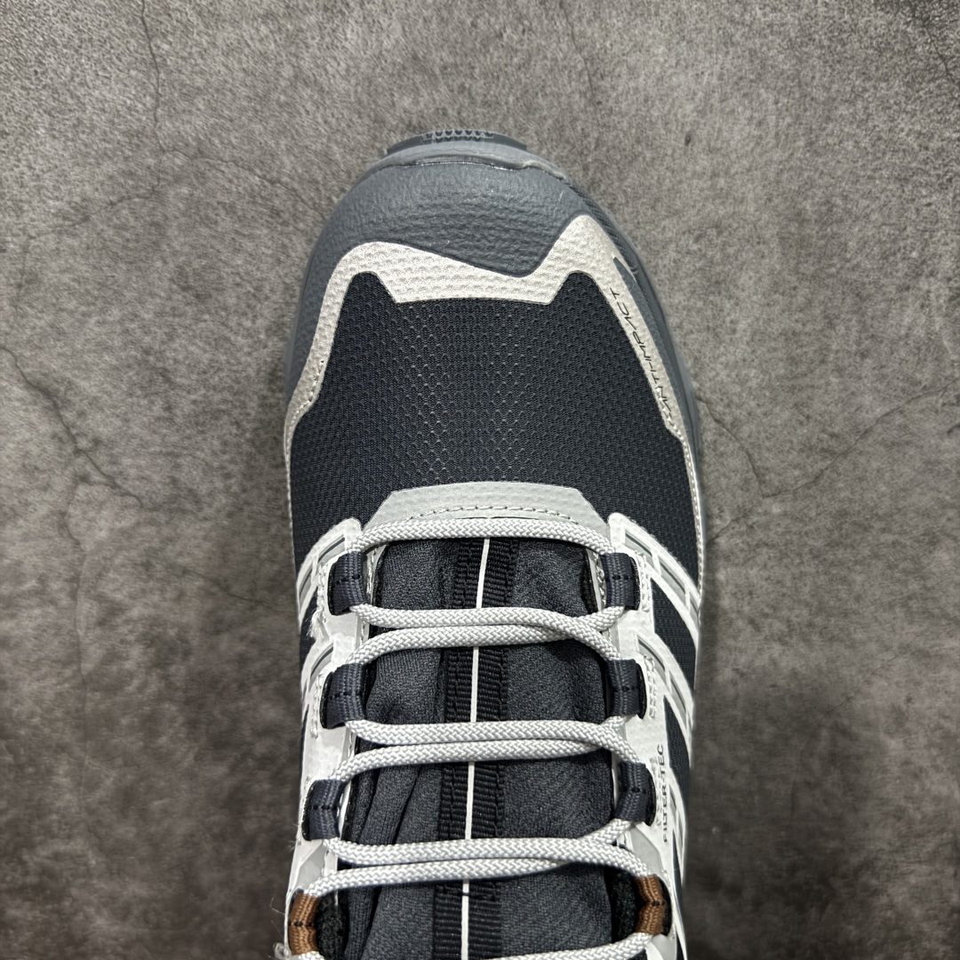 图片[5]-【GX纯原】凯乐石KAILAS 远征5 FLT 舒适简约经典登山 防滑耐磨防水 低帮 徒步鞋 市面唯一正确防泼水防水面料 正确防水内里布 真正做到内外防水 区别市场假防水 鞋面材质：运用耐磨防砂网布，能防止沙石进入鞋内，同时具备良好的透气性，可让脚部保持干爽。 \\t鞋底性能：搭载Vibram防滑耐磨大底，有出色的抓地力，仿鲨齿纹路设计，能应对各种复杂路面；鞋底还能提供良好的稳定性和支撑力，减少脚部疲劳。 \\t防水技术：采用FILTERTEC防水透气技术，防水指数高达8000mm H₂O，能有效防止雨水渗透，同时能保持脚面干爽。 \\t细节设计：鞋头采用橡胶防撞包边，保护脚趾免受伤害；鞋舌一体式设计，防止碎石泥沙进入；采用亚洲人脚型鞋楦设计，配合中腰包裹，提高舒适性。 适用场景：适合多日或单日轻装徒步，也可用于城市通勤，是一双兼顾户外与日常穿着的多功能鞋子。 尺码：40 41.5 42 42.5 43 44 44.5 45（女码第二轮出货）-选品中心