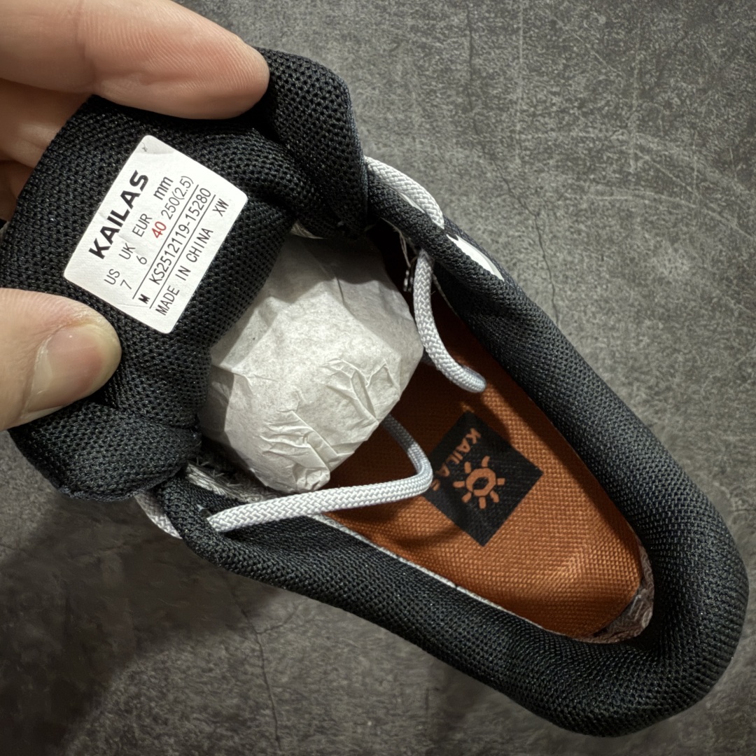 图片[7]-【GX纯原】凯乐石KAILAS 远征5 FLT 舒适简约经典登山 防滑耐磨防水 低帮 徒步鞋 市面唯一正确防泼水防水面料 正确防水内里布 真正做到内外防水 区别市场假防水 鞋面材质：运用耐磨防砂网布，能防止沙石进入鞋内，同时具备良好的透气性，可让脚部保持干爽。 \\t鞋底性能：搭载Vibram防滑耐磨大底，有出色的抓地力，仿鲨齿纹路设计，能应对各种复杂路面；鞋底还能提供良好的稳定性和支撑力，减少脚部疲劳。 \\t防水技术：采用FILTERTEC防水透气技术，防水指数高达8000mm H₂O，能有效防止雨水渗透，同时能保持脚面干爽。 \\t细节设计：鞋头采用橡胶防撞包边，保护脚趾免受伤害；鞋舌一体式设计，防止碎石泥沙进入；采用亚洲人脚型鞋楦设计，配合中腰包裹，提高舒适性。 适用场景：适合多日或单日轻装徒步，也可用于城市通勤，是一双兼顾户外与日常穿着的多功能鞋子。 尺码：40 41.5 42 42.5 43 44 44.5 45（女码第二轮出货）-选品中心