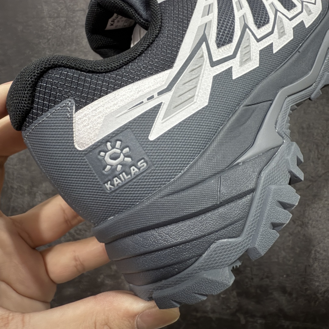图片[3]-【GX纯原】凯乐石KAILAS 远征5 FLT 舒适简约经典登山 防滑耐磨防水 低帮 徒步鞋 市面唯一正确防泼水防水面料 正确防水内里布 真正做到内外防水 区别市场假防水 鞋面材质：运用耐磨防砂网布，能防止沙石进入鞋内，同时具备良好的透气性，可让脚部保持干爽。 \\t鞋底性能：搭载Vibram防滑耐磨大底，有出色的抓地力，仿鲨齿纹路设计，能应对各种复杂路面；鞋底还能提供良好的稳定性和支撑力，减少脚部疲劳。 \\t防水技术：采用FILTERTEC防水透气技术，防水指数高达8000mm H₂O，能有效防止雨水渗透，同时能保持脚面干爽。 \\t细节设计：鞋头采用橡胶防撞包边，保护脚趾免受伤害；鞋舌一体式设计，防止碎石泥沙进入；采用亚洲人脚型鞋楦设计，配合中腰包裹，提高舒适性。 适用场景：适合多日或单日轻装徒步，也可用于城市通勤，是一双兼顾户外与日常穿着的多功能鞋子。 尺码：40 41.5 42 42.5 43 44 44.5 45（女码第二轮出货）-选品中心