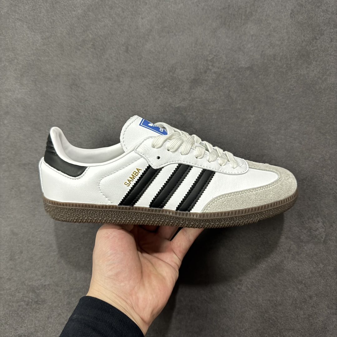【T版升级版】AD Original Samba OG 复古经典轻便板鞋 黑白灰 B75806 口碑大厂出品 品控大底版型不断改良更新 国产头层皮料 原装过验内外标加持 全套原纸板楦头开发 确保原汁原味 完美呈现桑巴版型 一比一鞋头弧度高度鞋身弧度 数据细节工艺流程均保持一致 绝不口嗨 细节品控鞋型随意对比 正确烫金高频细节 原装纳米超迁皮料 独家私模橡胶大底 原盒原配 这款桑巴鞋展示了高质量的工艺 带有装饰的超锁缝制和无缝的手感 柔软、柔软的皮革造型和标志性的3条纹完成了精致的外观 正规合身鞋带 鞋面上有绒面鞋垫 橡胶鞋底 享受正畸套筒软感 自50年代首次亮相以来就一直在赢得粉丝的青睐 尺码：35.5 36 36.5 37.5 38 38.5 39 40 40.5 41 42 42.5 43 44 44.5 45-选品中心
