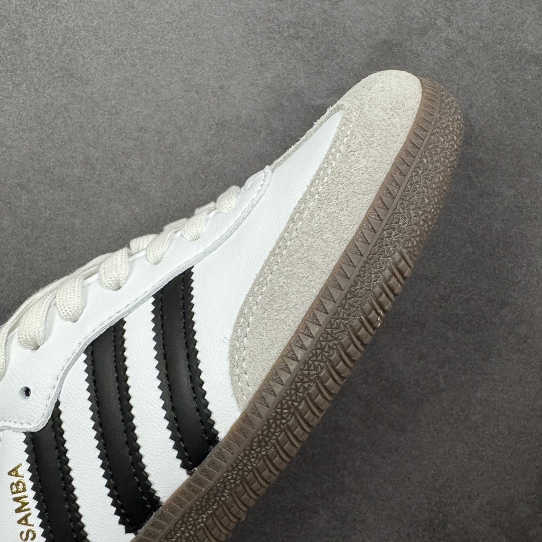 图片[5]-【T版升级版】AD Original Samba OG 复古经典轻便板鞋 黑白灰 B75806 口碑大厂出品 品控大底版型不断改良更新 国产头层皮料 原装过验内外标加持 全套原纸板楦头开发 确保原汁原味 完美呈现桑巴版型 一比一鞋头弧度高度鞋身弧度 数据细节工艺流程均保持一致 绝不口嗨 细节品控鞋型随意对比 正确烫金高频细节 原装纳米超迁皮料 独家私模橡胶大底 原盒原配 这款桑巴鞋展示了高质量的工艺 带有装饰的超锁缝制和无缝的手感 柔软、柔软的皮革造型和标志性的3条纹完成了精致的外观 正规合身鞋带 鞋面上有绒面鞋垫 橡胶鞋底 享受正畸套筒软感 自50年代首次亮相以来就一直在赢得粉丝的青睐 尺码：35.5 36 36.5 37.5 38 38.5 39 40 40.5 41 42 42.5 43 44 44.5 45-选品中心