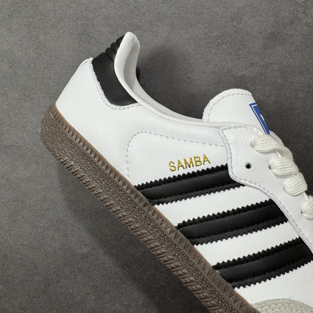 图片[6]-【T版升级版】AD Original Samba OG 复古经典轻便板鞋 黑白灰 B75806 口碑大厂出品 品控大底版型不断改良更新 国产头层皮料 原装过验内外标加持 全套原纸板楦头开发 确保原汁原味 完美呈现桑巴版型 一比一鞋头弧度高度鞋身弧度 数据细节工艺流程均保持一致 绝不口嗨 细节品控鞋型随意对比 正确烫金高频细节 原装纳米超迁皮料 独家私模橡胶大底 原盒原配 这款桑巴鞋展示了高质量的工艺 带有装饰的超锁缝制和无缝的手感 柔软、柔软的皮革造型和标志性的3条纹完成了精致的外观 正规合身鞋带 鞋面上有绒面鞋垫 橡胶鞋底 享受正畸套筒软感 自50年代首次亮相以来就一直在赢得粉丝的青睐 尺码：35.5 36 36.5 37.5 38 38.5 39 40 40.5 41 42 42.5 43 44 44.5 45-选品中心