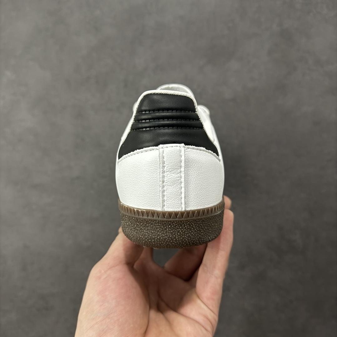 图片[4]-【T版升级版】AD Original Samba OG 复古经典轻便板鞋 黑白灰 B75806 口碑大厂出品 品控大底版型不断改良更新 国产头层皮料 原装过验内外标加持 全套原纸板楦头开发 确保原汁原味 完美呈现桑巴版型 一比一鞋头弧度高度鞋身弧度 数据细节工艺流程均保持一致 绝不口嗨 细节品控鞋型随意对比 正确烫金高频细节 原装纳米超迁皮料 独家私模橡胶大底 原盒原配 这款桑巴鞋展示了高质量的工艺 带有装饰的超锁缝制和无缝的手感 柔软、柔软的皮革造型和标志性的3条纹完成了精致的外观 正规合身鞋带 鞋面上有绒面鞋垫 橡胶鞋底 享受正畸套筒软感 自50年代首次亮相以来就一直在赢得粉丝的青睐 尺码：35.5 36 36.5 37.5 38 38.5 39 40 40.5 41 42 42.5 43 44 44.5 45-选品中心
