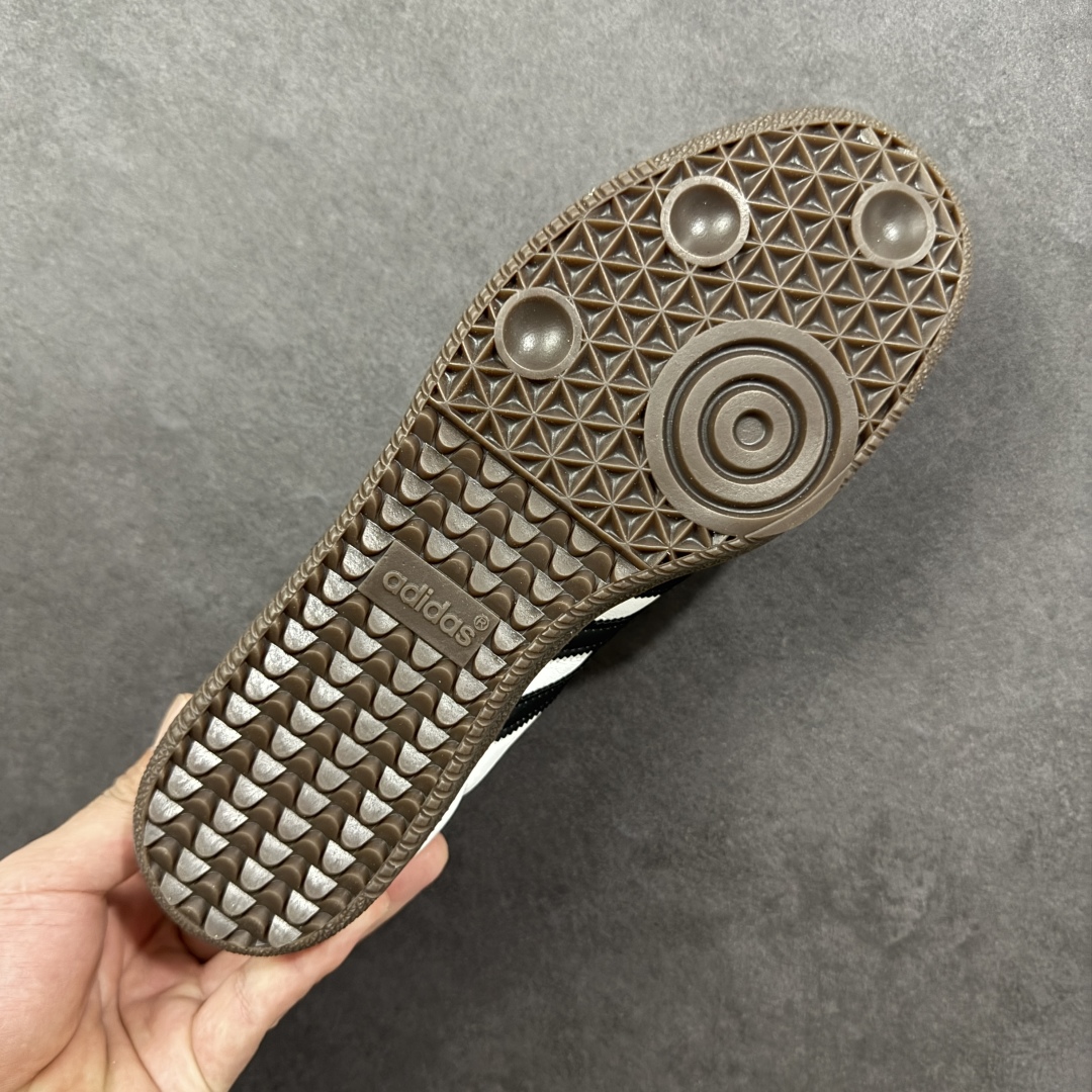 图片[9]-【T版升级版】AD Original Samba OG 复古经典轻便板鞋 黑白灰 B75806 口碑大厂出品 品控大底版型不断改良更新 国产头层皮料 原装过验内外标加持 全套原纸板楦头开发 确保原汁原味 完美呈现桑巴版型 一比一鞋头弧度高度鞋身弧度 数据细节工艺流程均保持一致 绝不口嗨 细节品控鞋型随意对比 正确烫金高频细节 原装纳米超迁皮料 独家私模橡胶大底 原盒原配 这款桑巴鞋展示了高质量的工艺 带有装饰的超锁缝制和无缝的手感 柔软、柔软的皮革造型和标志性的3条纹完成了精致的外观 正规合身鞋带 鞋面上有绒面鞋垫 橡胶鞋底 享受正畸套筒软感 自50年代首次亮相以来就一直在赢得粉丝的青睐 尺码：35.5 36 36.5 37.5 38 38.5 39 40 40.5 41 42 42.5 43 44 44.5 45-选品中心