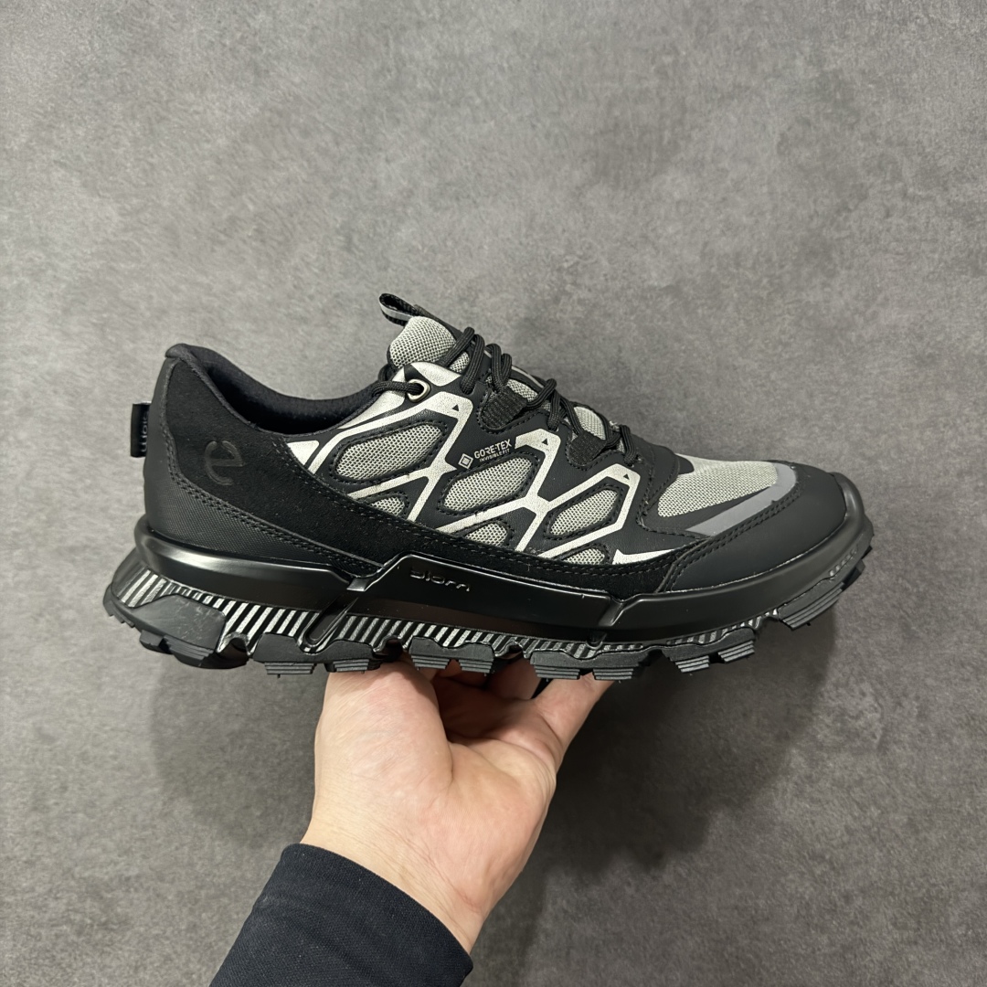 【公司级】Ecco爱步 BIOM2.2 TRAIL系列舒适圆头系带防水低帮徒步鞋 ECCO以三大核心特征为依托：北欧设计风格、鞋履制作、积极的生活方式。北欧设计风格：北欧设计特点是独特、有格调、实用和简约，并且品质优良。鞋履制作：ECCO钟爱鞋履制作以及一切与鞋履制作相关的事物。积极的生活方式：ECCO的创始人希望制作出的鞋履无需磨合，即可完美贴合脚型，帮助人们享受行走的乐趣。ECCO的成功源自其产品质量和创新的技术水平，恪守“鞋遵循双足”的设计理念，将的舒适度和风格融为一体。ECCO跑遍全世界寻找创新的原料。从制革制鞋一体化的设置，源头上控制皮革质量，确保对人体无害。 尺码：38 39 40 41 42 43 44 （皮鞋码）-选品中心