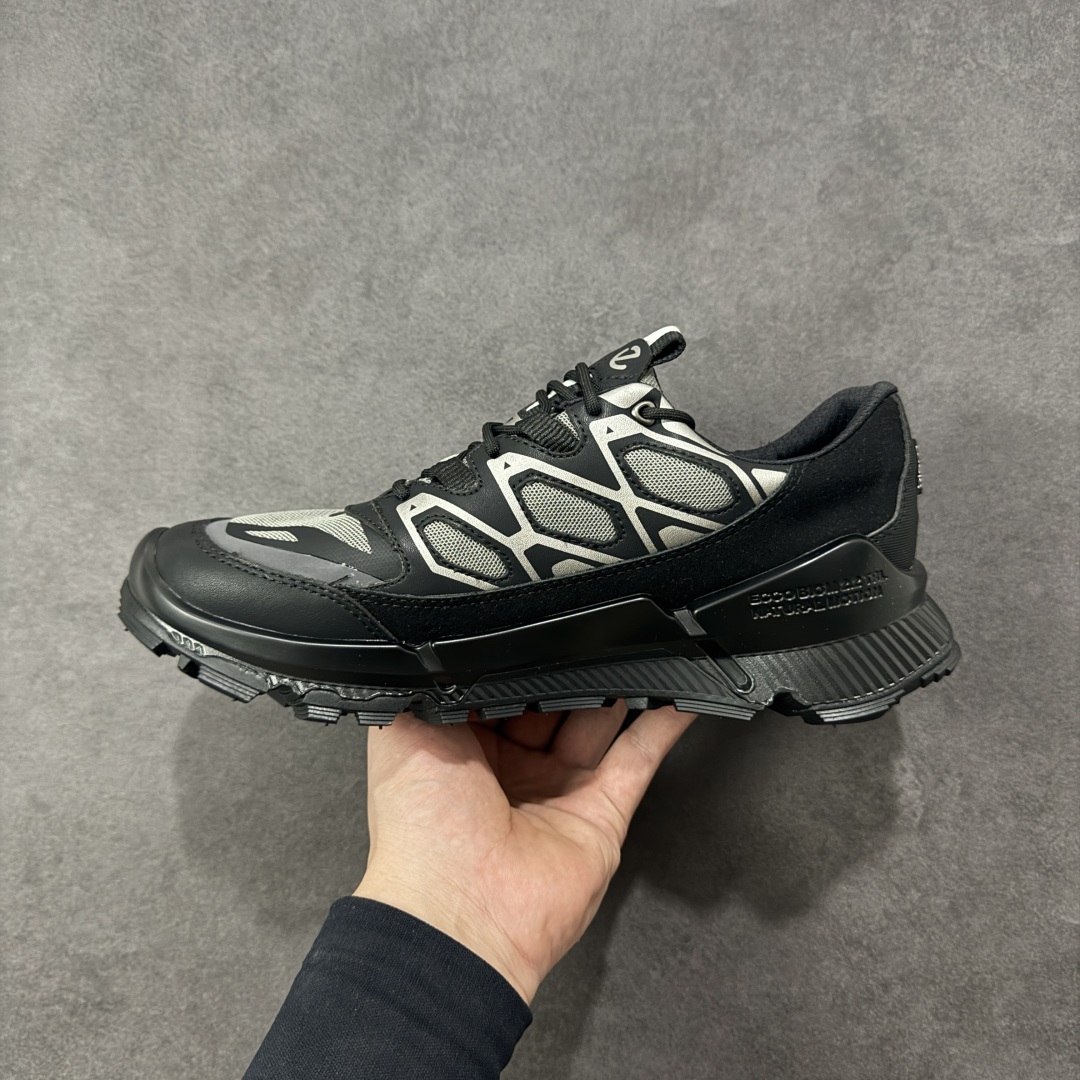 图片[2]-【公司级】Ecco爱步 BIOM2.2 TRAIL系列舒适圆头系带防水低帮徒步鞋 ECCO以三大核心特征为依托：北欧设计风格、鞋履制作、积极的生活方式。北欧设计风格：北欧设计特点是独特、有格调、实用和简约，并且品质优良。鞋履制作：ECCO钟爱鞋履制作以及一切与鞋履制作相关的事物。积极的生活方式：ECCO的创始人希望制作出的鞋履无需磨合，即可完美贴合脚型，帮助人们享受行走的乐趣。ECCO的成功源自其产品质量和创新的技术水平，恪守“鞋遵循双足”的设计理念，将的舒适度和风格融为一体。ECCO跑遍全世界寻找创新的原料。从制革制鞋一体化的设置，源头上控制皮革质量，确保对人体无害。 尺码：38 39 40 41 42 43 44 （皮鞋码）-选品中心