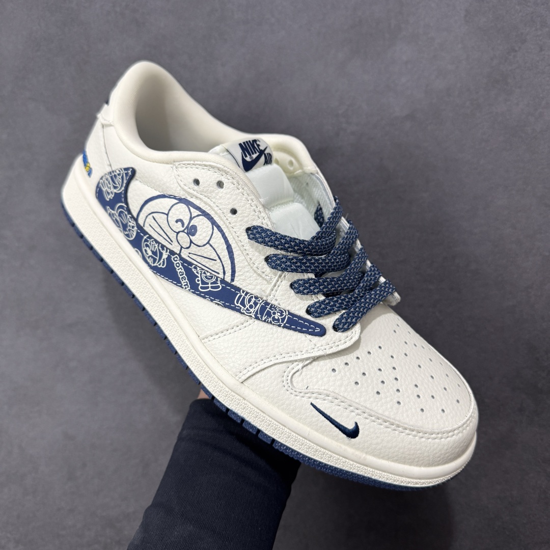 图片[3]-【定制版】时尚元素x Jordan Air Jordan Low 倒勾 “哆啦A梦-联名\’\’，低帮休闲运动板鞋 经典蓝白配色，融合了Travis Scott 独特的潮流风格，个性的设计风格以及Jordan品牌的经典元素 使其成为一双具有独特身份和价值的鞋子 清新而立体的外观加上联名标识更突出了其独特身份 独有配色方案显示出活力和时尚感 在视觉冲击的同时 鞋身的质感和细腻的细节处理使其显得高端而格调十足 这款“倒钩”联名是设计与创意完美结合 融合多方的个性风格是一款备受瞩目的潮流鞋款 定制鞋盒 大厂纯原品质 货号：XB1979-015 尺码：36 36.5 37 38 38.5 39 40 40.5 41 42 42.5 43 44 44.5 45 编码：CCB310320-选品中心