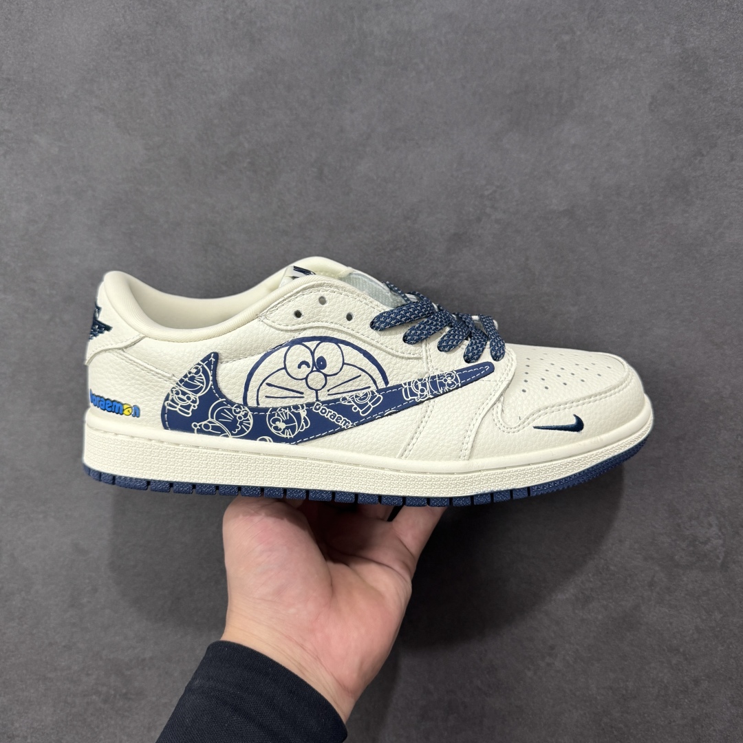 【定制版】时尚元素x Jordan Air Jordan Low 倒勾 “哆啦A梦-联名\'\'，低帮休闲运动板鞋 经典蓝白配色，融合了Travis Scott 独特的潮流风格，个性的设计风格以及Jordan品牌的经典元素 使其成为一双具有独特身份和价值的鞋子 清新而立体的外观加上联名标识更突出了其独特身份 独有配色方案显示出活力和时尚感 在视觉冲击的同时 鞋身的质感和细腻的细节处理使其显得高端而格调十足 这款“倒钩”联名是设计与创意完美结合 融合多方的个性风格是一款备受瞩目的潮流鞋款 定制鞋盒 大厂纯原品质 货号：XB1979-015 尺码：36 36.5 37 38 38.5 39 40 40.5 41 42 42.5 43 44 44.5 45 编码：CCB310320-选品中心