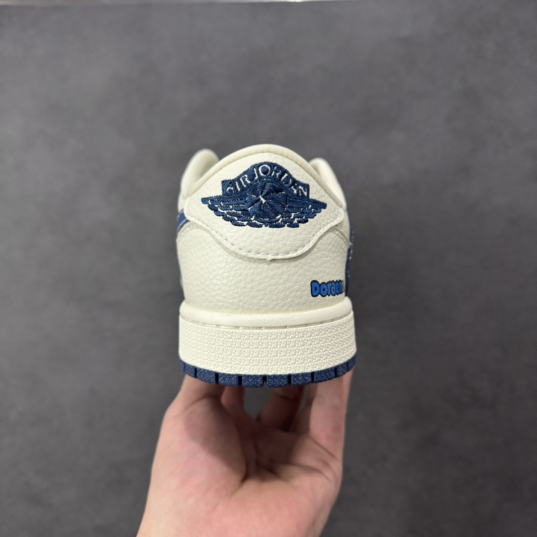 图片[4]-【定制版】时尚元素x Jordan Air Jordan Low 倒勾 “哆啦A梦-联名\’\’，低帮休闲运动板鞋 经典蓝白配色，融合了Travis Scott 独特的潮流风格，个性的设计风格以及Jordan品牌的经典元素 使其成为一双具有独特身份和价值的鞋子 清新而立体的外观加上联名标识更突出了其独特身份 独有配色方案显示出活力和时尚感 在视觉冲击的同时 鞋身的质感和细腻的细节处理使其显得高端而格调十足 这款“倒钩”联名是设计与创意完美结合 融合多方的个性风格是一款备受瞩目的潮流鞋款 定制鞋盒 大厂纯原品质 货号：XB1979-015 尺码：36 36.5 37 38 38.5 39 40 40.5 41 42 42.5 43 44 44.5 45 编码：CCB310320-选品中心