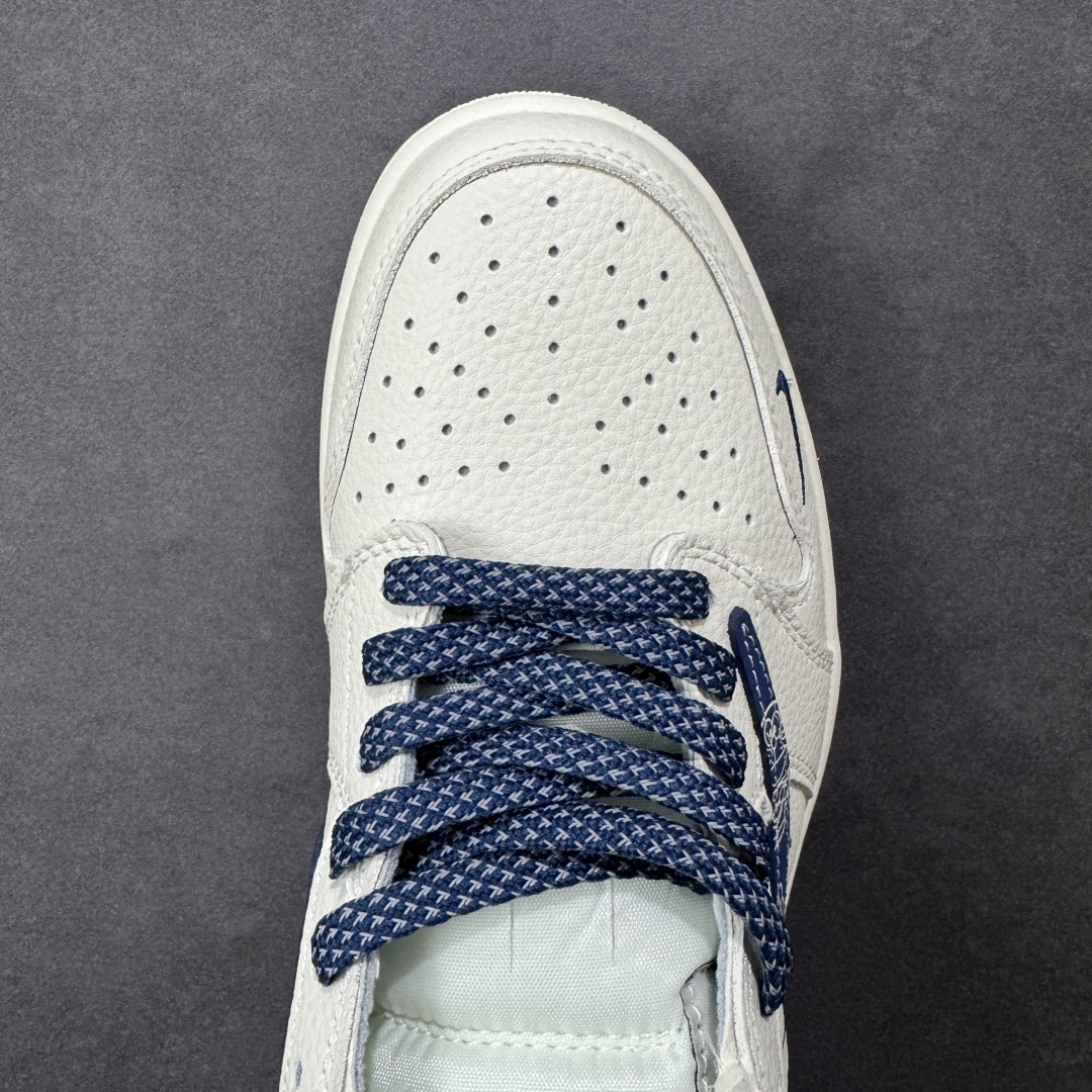 图片[8]-【定制版】时尚元素x Jordan Air Jordan Low 倒勾 “哆啦A梦-联名\’\’，低帮休闲运动板鞋 经典蓝白配色，融合了Travis Scott 独特的潮流风格，个性的设计风格以及Jordan品牌的经典元素 使其成为一双具有独特身份和价值的鞋子 清新而立体的外观加上联名标识更突出了其独特身份 独有配色方案显示出活力和时尚感 在视觉冲击的同时 鞋身的质感和细腻的细节处理使其显得高端而格调十足 这款“倒钩”联名是设计与创意完美结合 融合多方的个性风格是一款备受瞩目的潮流鞋款 定制鞋盒 大厂纯原品质 货号：XB1979-015 尺码：36 36.5 37 38 38.5 39 40 40.5 41 42 42.5 43 44 44.5 45 编码：CCB310320-选品中心