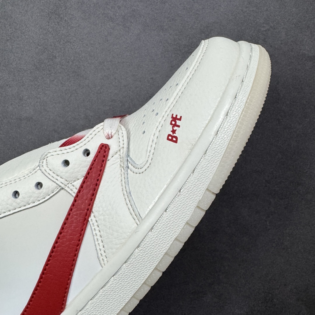 图片[5]-【定制版】Bape x Travis Scott x Air Jordan 1 Low 猿人头 x AJ1 低帮 米白红倒钩联名 AJ1 乔丹1代 乔丹篮球鞋系列 鞋款整体以米白色为底搭配米白色框架覆盖层，标志性的反钩Swoosh Logo采用红色皮革呈现，内侧则辅以白色Swoosh Logo点缀，鞋舌等多处TS标志性元素均得以保留；鞋舌绣标上以Bape字样呈现，鞋头处Bape字样采用红色压印，后跟的鬼脸Logo标志以及Wings Loggo采用红色缝线打造，后跟下方印有猿人头LLogo，彰显联名身份；最后以米白色中底搭配白红双色橡胶外底完善整体设计收尾。 货号：DM7866-101 尺码：36 36.5 37.5 38 38.5 39 40 40.5 41 42 42.5 43 44 44.5 45 编码：GLB320330-选品中心