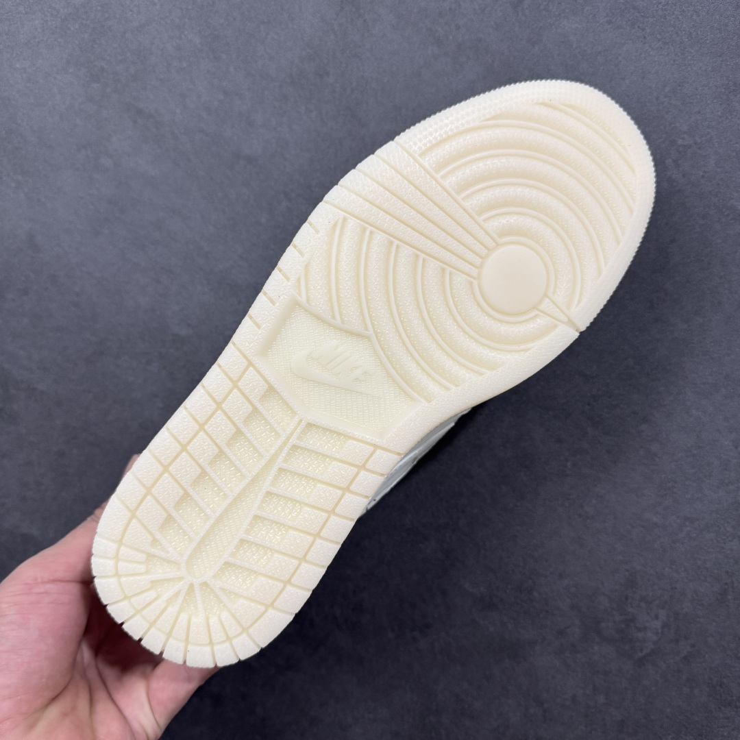 图片[9]-【定制版】Bape x Travis Scott x Air Jordan 1 Low 猿人头 x AJ1 低帮 米白红倒钩联名 AJ1 乔丹1代 乔丹篮球鞋系列 鞋款整体以米白色为底搭配米白色框架覆盖层，标志性的反钩Swoosh Logo采用红色皮革呈现，内侧则辅以白色Swoosh Logo点缀，鞋舌等多处TS标志性元素均得以保留；鞋舌绣标上以Bape字样呈现，鞋头处Bape字样采用红色压印，后跟的鬼脸Logo标志以及Wings Loggo采用红色缝线打造，后跟下方印有猿人头LLogo，彰显联名身份；最后以米白色中底搭配白红双色橡胶外底完善整体设计收尾。 货号：DM7866-101 尺码：36 36.5 37.5 38 38.5 39 40 40.5 41 42 42.5 43 44 44.5 45 编码：GLB320330-选品中心