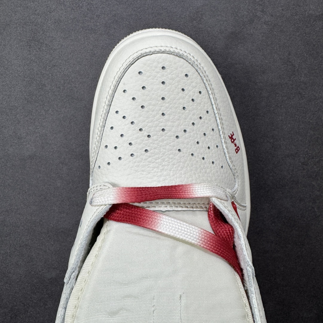 图片[8]-【定制版】Bape x Travis Scott x Air Jordan 1 Low 猿人头 x AJ1 低帮 米白红倒钩联名 AJ1 乔丹1代 乔丹篮球鞋系列 鞋款整体以米白色为底搭配米白色框架覆盖层，标志性的反钩Swoosh Logo采用红色皮革呈现，内侧则辅以白色Swoosh Logo点缀，鞋舌等多处TS标志性元素均得以保留；鞋舌绣标上以Bape字样呈现，鞋头处Bape字样采用红色压印，后跟的鬼脸Logo标志以及Wings Loggo采用红色缝线打造，后跟下方印有猿人头LLogo，彰显联名身份；最后以米白色中底搭配白红双色橡胶外底完善整体设计收尾。 货号：DM7866-101 尺码：36 36.5 37.5 38 38.5 39 40 40.5 41 42 42.5 43 44 44.5 45 编码：GLB320330-选品中心