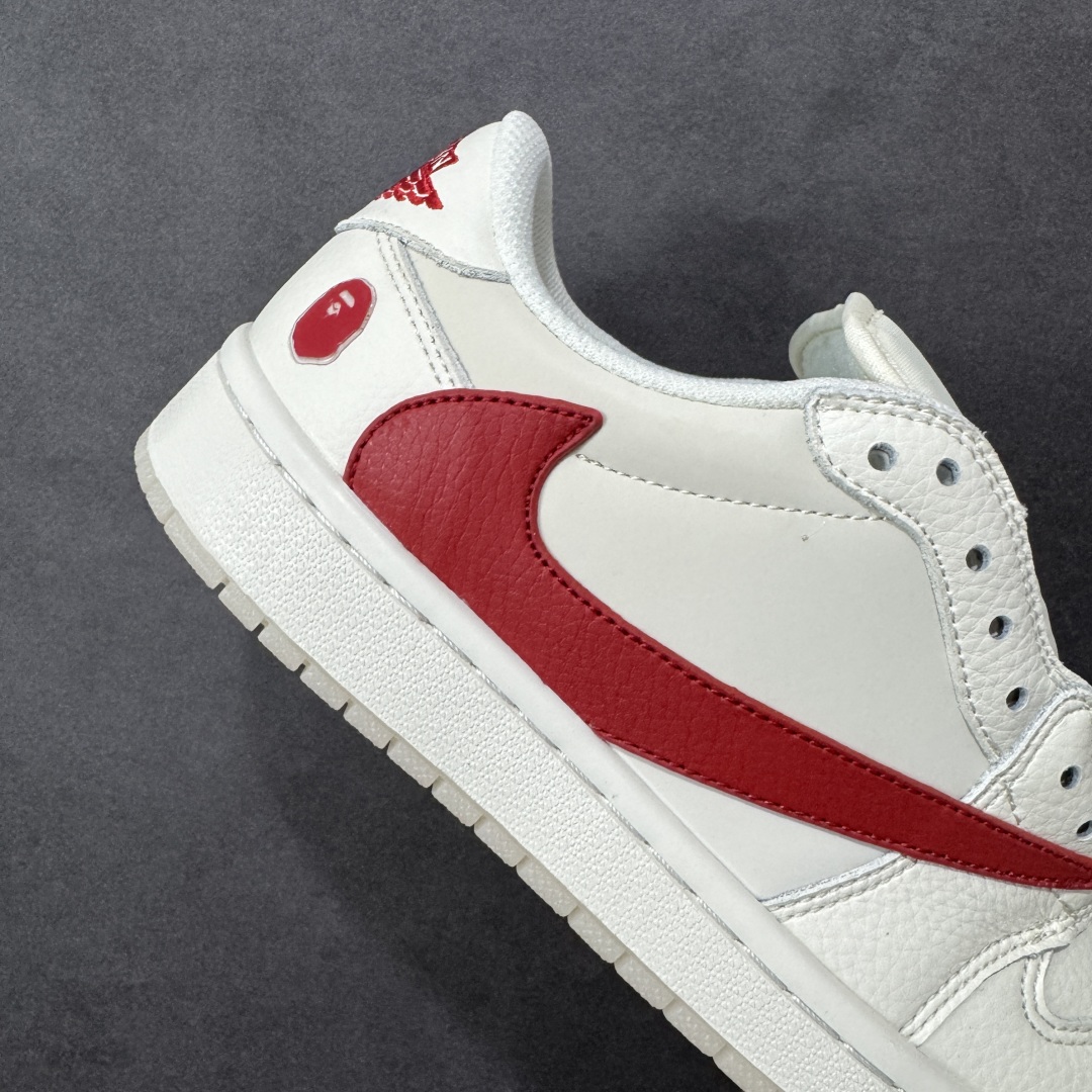 图片[6]-【定制版】Bape x Travis Scott x Air Jordan 1 Low 猿人头 x AJ1 低帮 米白红倒钩联名 AJ1 乔丹1代 乔丹篮球鞋系列 鞋款整体以米白色为底搭配米白色框架覆盖层，标志性的反钩Swoosh Logo采用红色皮革呈现，内侧则辅以白色Swoosh Logo点缀，鞋舌等多处TS标志性元素均得以保留；鞋舌绣标上以Bape字样呈现，鞋头处Bape字样采用红色压印，后跟的鬼脸Logo标志以及Wings Loggo采用红色缝线打造，后跟下方印有猿人头LLogo，彰显联名身份；最后以米白色中底搭配白红双色橡胶外底完善整体设计收尾。 货号：DM7866-101 尺码：36 36.5 37.5 38 38.5 39 40 40.5 41 42 42.5 43 44 44.5 45 编码：GLB320330-选品中心