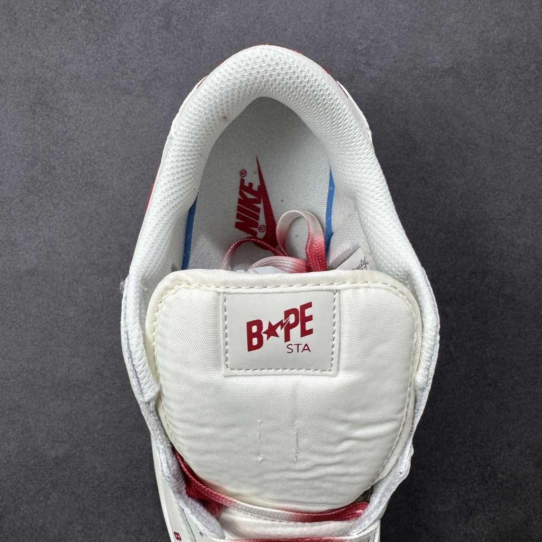 图片[7]-【定制版】Bape x Travis Scott x Air Jordan 1 Low 猿人头 x AJ1 低帮 米白红倒钩联名 AJ1 乔丹1代 乔丹篮球鞋系列 鞋款整体以米白色为底搭配米白色框架覆盖层，标志性的反钩Swoosh Logo采用红色皮革呈现，内侧则辅以白色Swoosh Logo点缀，鞋舌等多处TS标志性元素均得以保留；鞋舌绣标上以Bape字样呈现，鞋头处Bape字样采用红色压印，后跟的鬼脸Logo标志以及Wings Loggo采用红色缝线打造，后跟下方印有猿人头LLogo，彰显联名身份；最后以米白色中底搭配白红双色橡胶外底完善整体设计收尾。 货号：DM7866-101 尺码：36 36.5 37.5 38 38.5 39 40 40.5 41 42 42.5 43 44 44.5 45 编码：GLB320330-选品中心