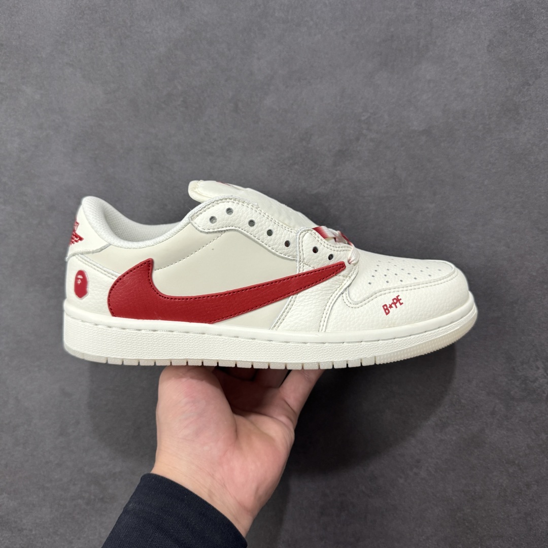 【定制版】Bape x Travis Scott x Air Jordan 1 Low 猿人头 x AJ1 低帮 米白红倒钩联名 AJ1 乔丹1代 乔丹篮球鞋系列 鞋款整体以米白色为底搭配米白色框架覆盖层，标志性的反钩Swoosh Logo采用红色皮革呈现，内侧则辅以白色Swoosh Logo点缀，鞋舌等多处TS标志性元素均得以保留；鞋舌绣标上以Bape字样呈现，鞋头处Bape字样采用红色压印，后跟的鬼脸Logo标志以及Wings Loggo采用红色缝线打造，后跟下方印有猿人头LLogo，彰显联名身份；最后以米白色中底搭配白红双色橡胶外底完善整体设计收尾。 货号：DM7866-101 尺码：36 36.5 37.5 38 38.5 39 40 40.5 41 42 42.5 43 44 44.5 45 编码：GLB320330-选品中心