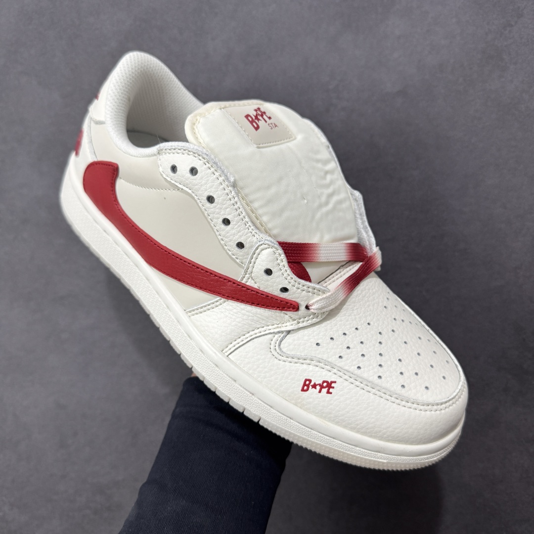 图片[3]-【定制版】Bape x Travis Scott x Air Jordan 1 Low 猿人头 x AJ1 低帮 米白红倒钩联名 AJ1 乔丹1代 乔丹篮球鞋系列 鞋款整体以米白色为底搭配米白色框架覆盖层，标志性的反钩Swoosh Logo采用红色皮革呈现，内侧则辅以白色Swoosh Logo点缀，鞋舌等多处TS标志性元素均得以保留；鞋舌绣标上以Bape字样呈现，鞋头处Bape字样采用红色压印，后跟的鬼脸Logo标志以及Wings Loggo采用红色缝线打造，后跟下方印有猿人头LLogo，彰显联名身份；最后以米白色中底搭配白红双色橡胶外底完善整体设计收尾。 货号：DM7866-101 尺码：36 36.5 37.5 38 38.5 39 40 40.5 41 42 42.5 43 44 44.5 45 编码：GLB320330-选品中心