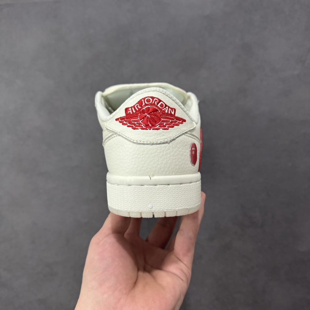 图片[4]-【定制版】Bape x Travis Scott x Air Jordan 1 Low 猿人头 x AJ1 低帮 米白红倒钩联名 AJ1 乔丹1代 乔丹篮球鞋系列 鞋款整体以米白色为底搭配米白色框架覆盖层，标志性的反钩Swoosh Logo采用红色皮革呈现，内侧则辅以白色Swoosh Logo点缀，鞋舌等多处TS标志性元素均得以保留；鞋舌绣标上以Bape字样呈现，鞋头处Bape字样采用红色压印，后跟的鬼脸Logo标志以及Wings Loggo采用红色缝线打造，后跟下方印有猿人头LLogo，彰显联名身份；最后以米白色中底搭配白红双色橡胶外底完善整体设计收尾。 货号：DM7866-101 尺码：36 36.5 37.5 38 38.5 39 40 40.5 41 42 42.5 43 44 44.5 45 编码：GLB320330-选品中心