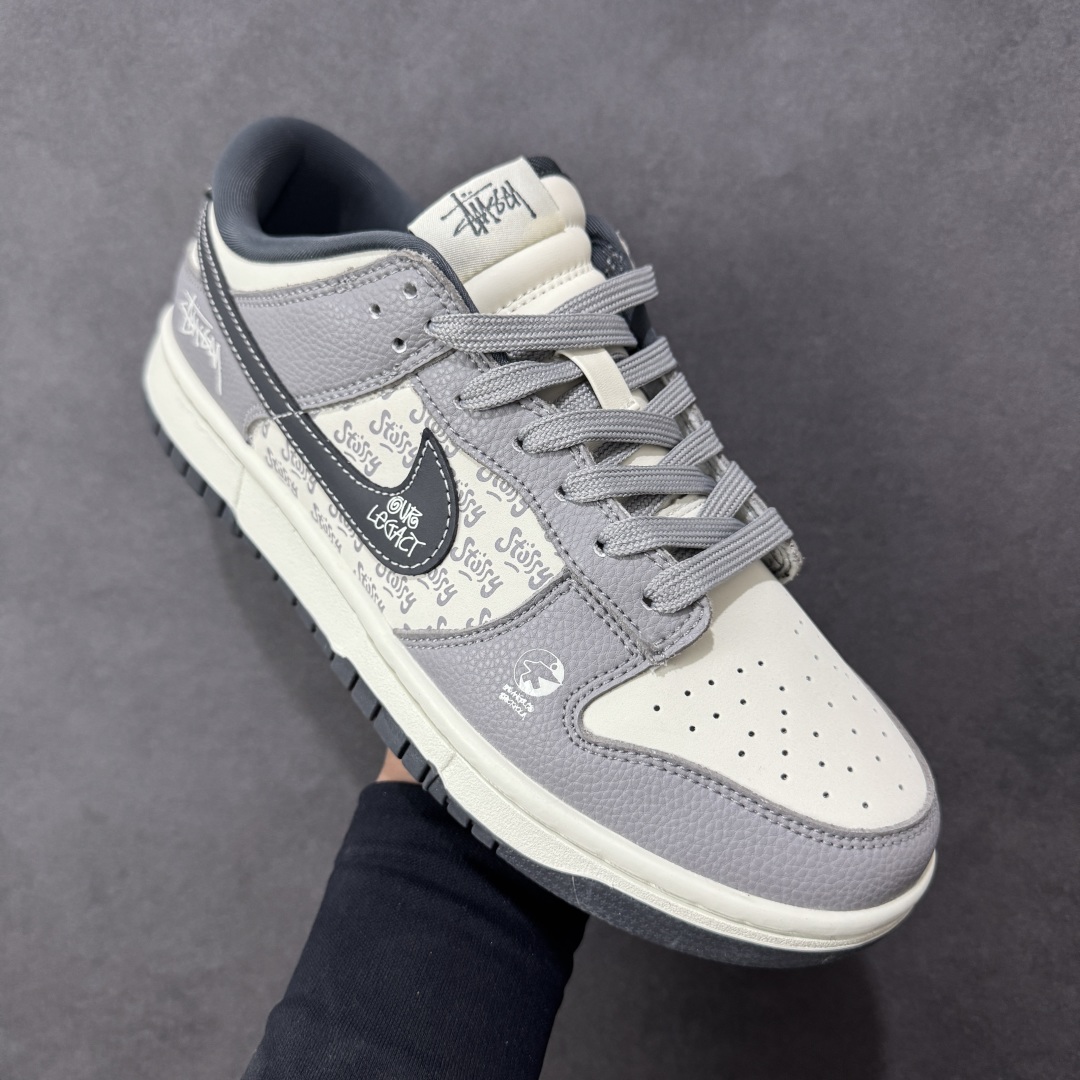 图片[3]-【定制版】Nike SB Dunk Low“斯图西联名——白灰” 高端定制 低帮休闲板鞋 定制鞋盒 顶级夜光效果 Ortholite鞋垫透气防臭 大厂纯原品质出货 超高清洁度 皮料切割干净无任何毛边 细节完美 货号：YF9511-909 尺码：36 36.5 37.5 38 38.5 39 40 40.5 41 42 42.5 43 44 44.5 45 编码：HXSB330340-选品中心