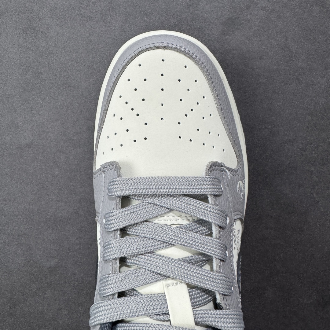图片[8]-【定制版】Nike SB Dunk Low“斯图西联名——白灰” 高端定制 低帮休闲板鞋 定制鞋盒 顶级夜光效果 Ortholite鞋垫透气防臭 大厂纯原品质出货 超高清洁度 皮料切割干净无任何毛边 细节完美 货号：YF9511-909 尺码：36 36.5 37.5 38 38.5 39 40 40.5 41 42 42.5 43 44 44.5 45 编码：HXSB330340-选品中心