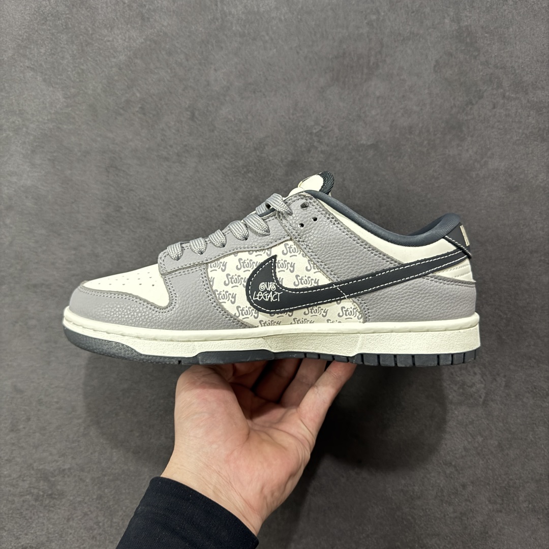 图片[2]-【定制版】Nike SB Dunk Low“斯图西联名——白灰” 高端定制 低帮休闲板鞋 定制鞋盒 顶级夜光效果 Ortholite鞋垫透气防臭 大厂纯原品质出货 超高清洁度 皮料切割干净无任何毛边 细节完美 货号：YF9511-909 尺码：36 36.5 37.5 38 38.5 39 40 40.5 41 42 42.5 43 44 44.5 45 编码：HXSB330340-选品中心