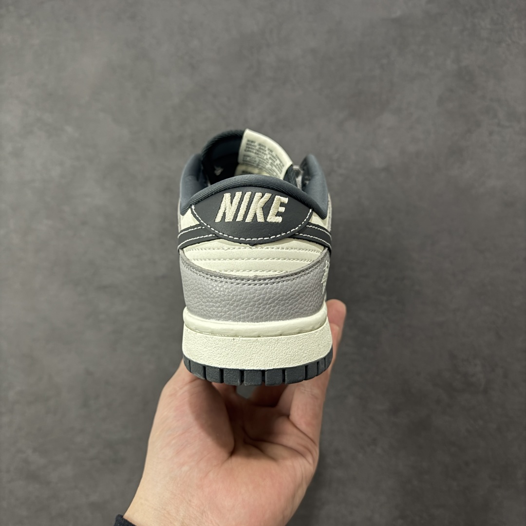 图片[4]-【定制版】Nike SB Dunk Low“斯图西联名——白灰” 高端定制 低帮休闲板鞋 定制鞋盒 顶级夜光效果 Ortholite鞋垫透气防臭 大厂纯原品质出货 超高清洁度 皮料切割干净无任何毛边 细节完美 货号：YF9511-909 尺码：36 36.5 37.5 38 38.5 39 40 40.5 41 42 42.5 43 44 44.5 45 编码：HXSB330340-选品中心