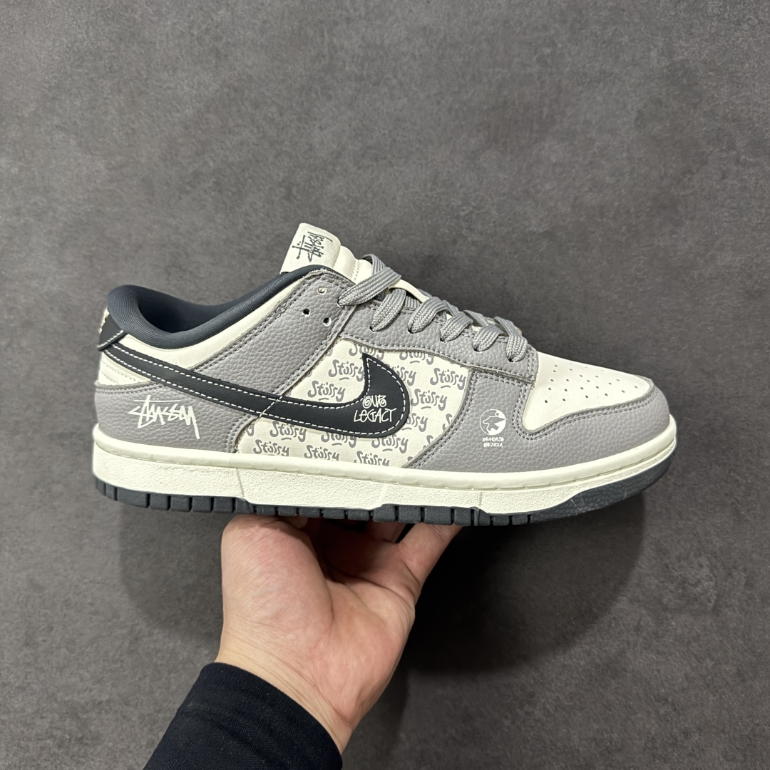 【定制版】Nike SB Dunk Low“斯图西联名——白灰” 高端定制 低帮休闲板鞋 定制鞋盒 顶级夜光效果 Ortholite鞋垫透气防臭 大厂纯原品质出货 超高清洁度 皮料切割干净无任何毛边 细节完美 货号：YF9511-909 尺码：36 36.5 37.5 38 38.5 39 40 40.5 41 42 42.5 43 44 44.5 45 编码：HXSB330340-选品中心