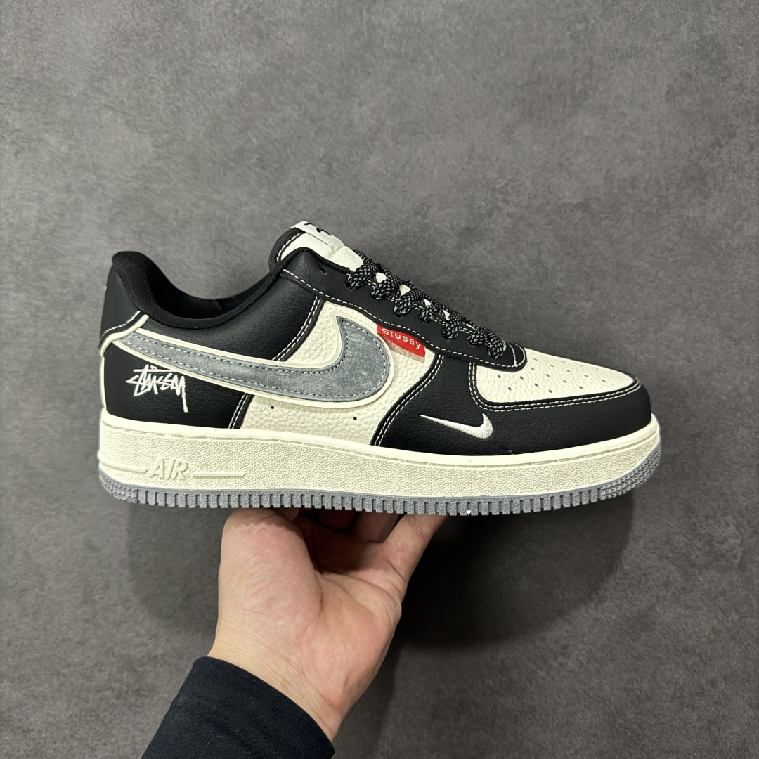 【定制版】Nike Air Force 1\'07 Low 斯图西联名 米灰黑织标 空军一号低帮休闲板鞋  #定制皮料 原厂3D打印 定制鞋盒 原楦原纸板 纯正空军版型 内置全掌气垫 货号：DF0188-102  尺码：36 36.5 37.5 38 38.5 39 40 40.5 41 42 42.5 43 44 44.5 45-选品中心