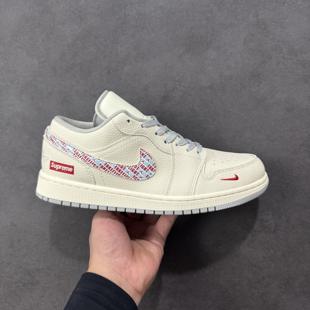 【定制版】Nike Jordan Air Jordan 1“Supreme联名——米白彩勾” 高端定制 低帮 复古 减震 防滑 耐磨 篮球鞋 定制鞋盒 大厂纯原品质出货 超高清洁度 皮料切割干净无任何毛边 细节完美 货号：LR8888-014 尺码：36 36.5 37.5 38 38.5 39 40 40.5 41 42 42.5 43 44 44.5 45 编码：HXSB330340-选品中心