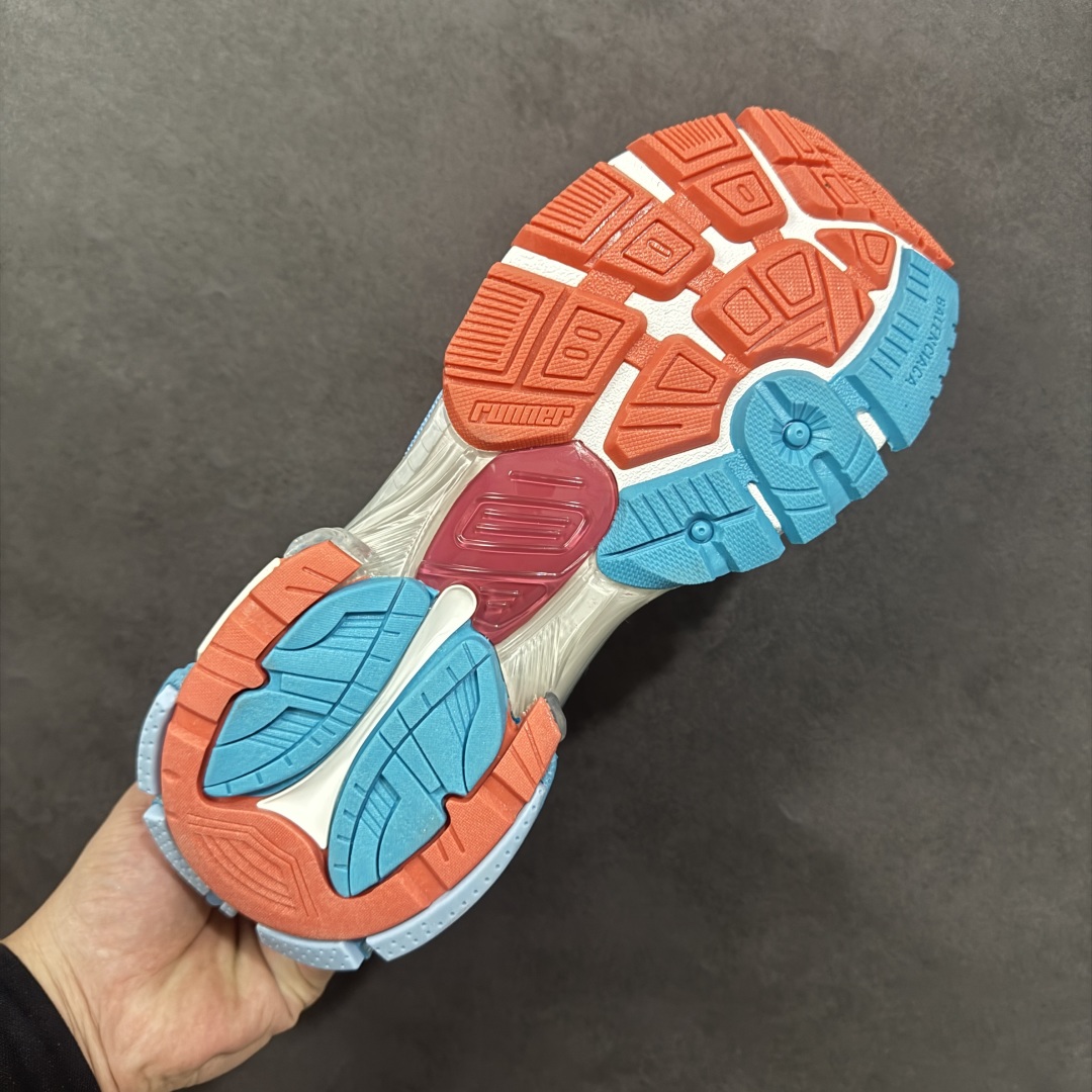 图片[9]-【Good纯原福利】Balenciaga Runner 巴黎世家七代复古老爹鞋 原市场5-600的货 顶级大厂出品 份量十足 售前售后保障到底 可退换 工厂白菜价清库存 价格相当给力 强推💪🏻 #全套原纸板楦头开发 #原盒原配 正确字体电绣 粗细、位置、大小正确 侧边TPU 透气孔匹配意产原版 #正确气垫分离大底 TPU软底 #原版一致大底LOGO 立体感十足 #原厂皮料水洗做旧 原厂纱网 外底正面压印BB标识 由176块饰片拼接而成的铰接式鞋面 侧面配金属质感网眼布 内面配有额外金属光泽饰件 包含1副鞋带和1副备用鞋带 后帮配有拉环鞋提 动态鞋底设计 为双脚带来后续的助力 尺码：35 36 37 38 39 40 41 42 43 44 45-选品中心