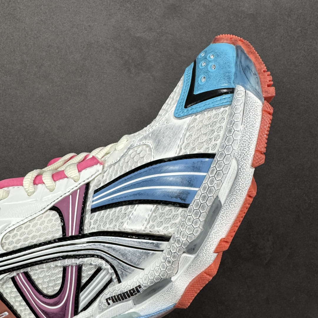 图片[5]-【Good纯原福利】Balenciaga Runner 巴黎世家七代复古老爹鞋 原市场5-600的货 顶级大厂出品 份量十足 售前售后保障到底 可退换 工厂白菜价清库存 价格相当给力 强推💪🏻 #全套原纸板楦头开发 #原盒原配 正确字体电绣 粗细、位置、大小正确 侧边TPU 透气孔匹配意产原版 #正确气垫分离大底 TPU软底 #原版一致大底LOGO 立体感十足 #原厂皮料水洗做旧 原厂纱网 外底正面压印BB标识 由176块饰片拼接而成的铰接式鞋面 侧面配金属质感网眼布 内面配有额外金属光泽饰件 包含1副鞋带和1副备用鞋带 后帮配有拉环鞋提 动态鞋底设计 为双脚带来后续的助力 尺码：35 36 37 38 39 40 41 42 43 44 45-选品中心